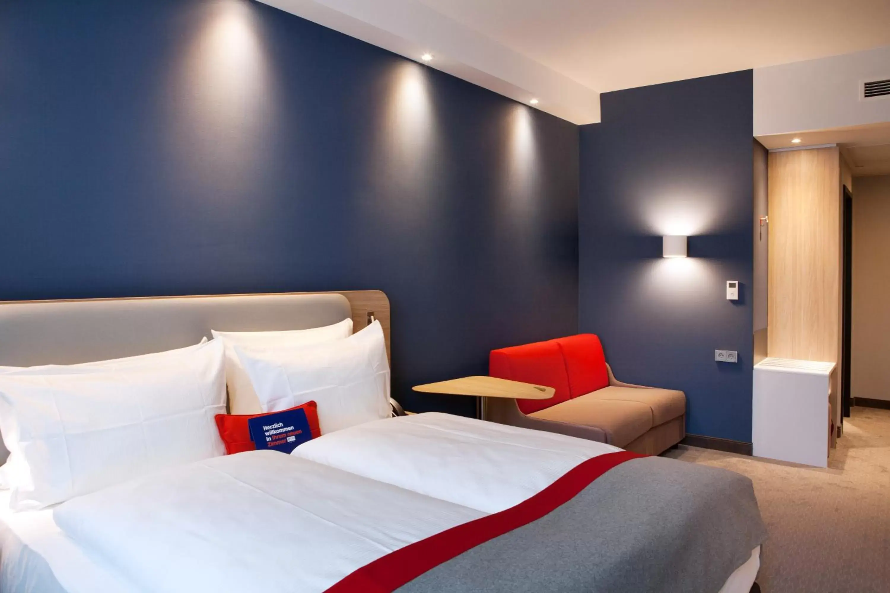 Photo of the whole room, Bed in Holiday Inn Express - Kaiserslautern, an IHG Hotel