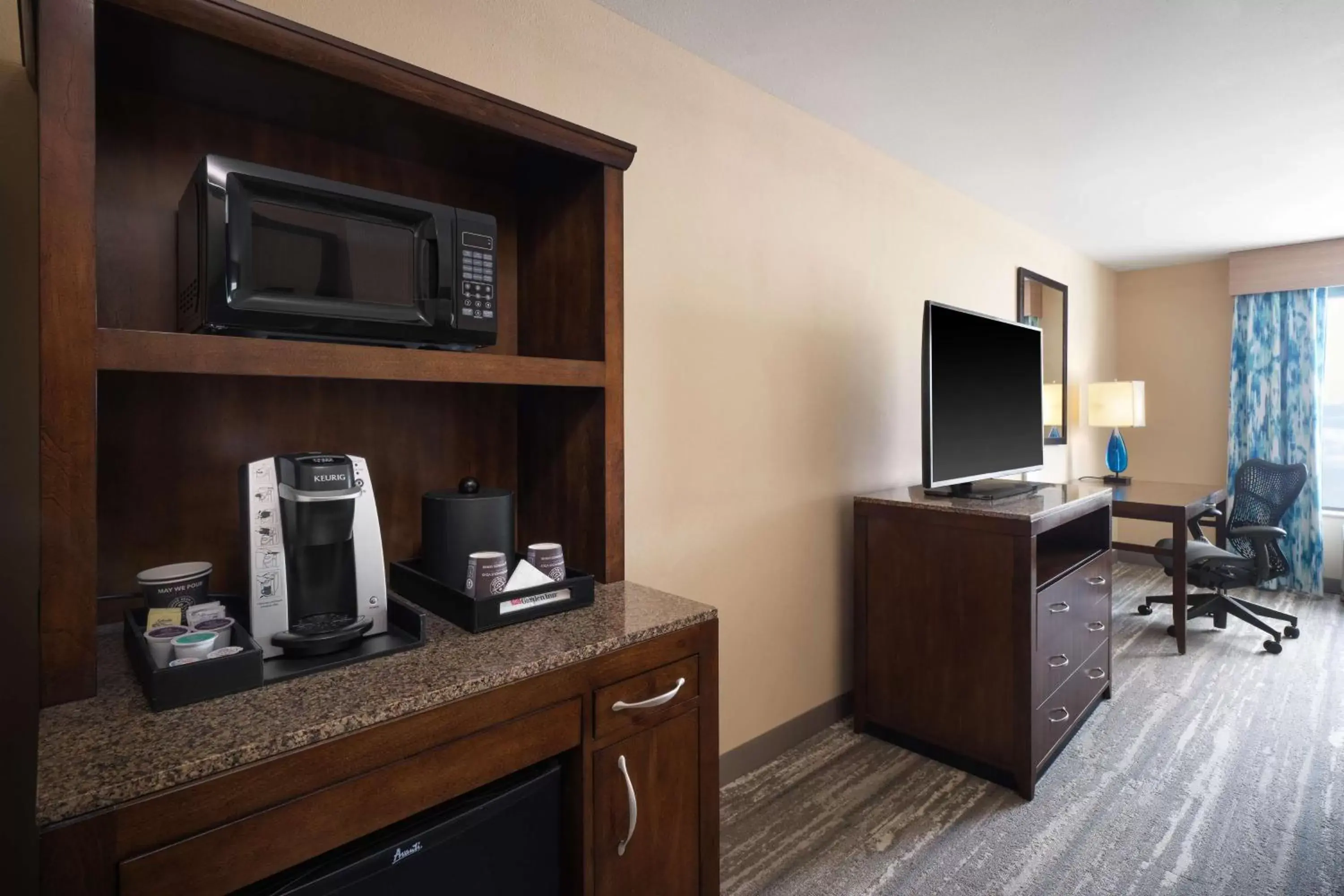 Bedroom, TV/Entertainment Center in Hilton Garden Inn Houston/Bush Intercontinental Airport
