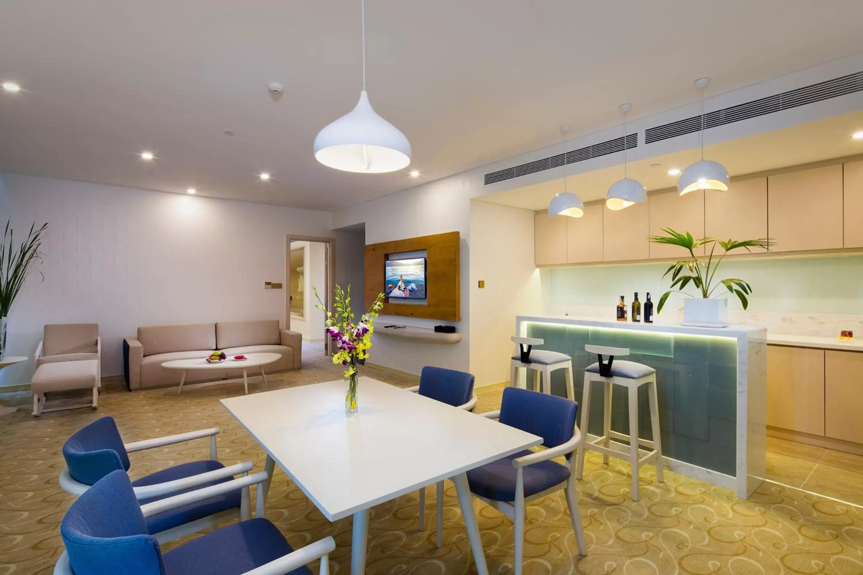 Kitchen or kitchenette, Dining Area in Diamond Bay Hotel