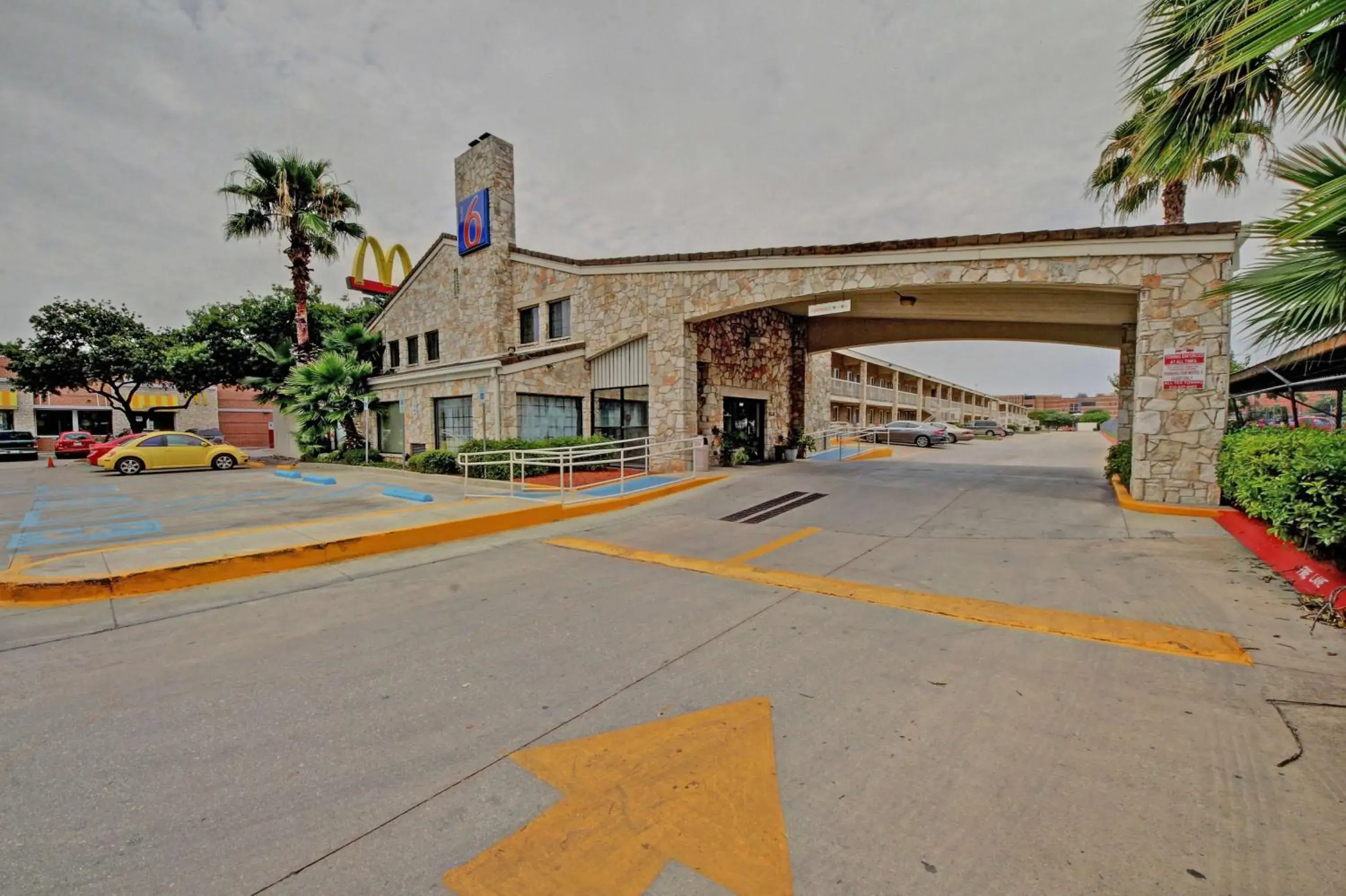 Property building, Facade/Entrance in Motel 6-San Antonio, TX - Downtown - Market Square