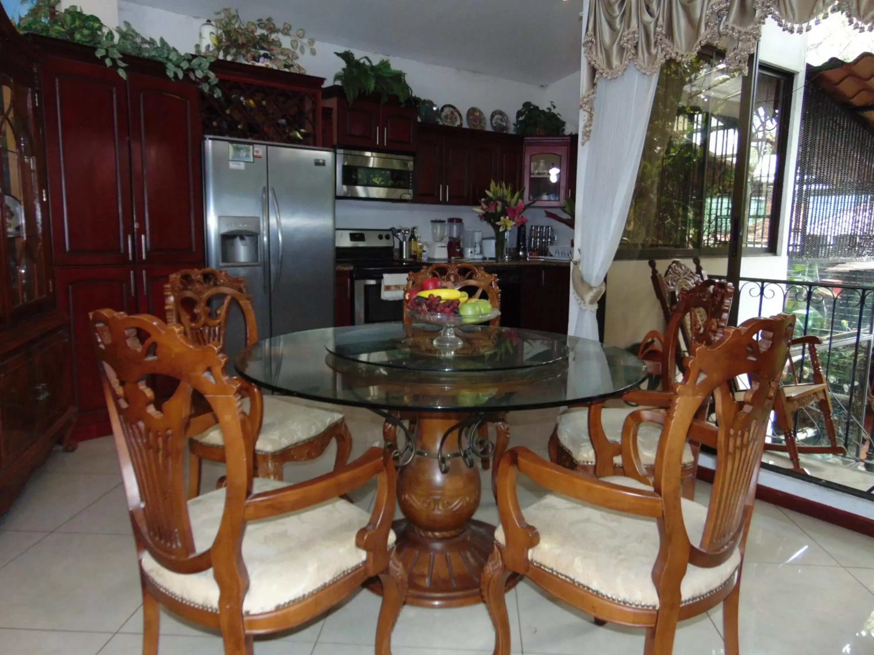 Kitchen or kitchenette, Dining Area in Casa Lima B&B