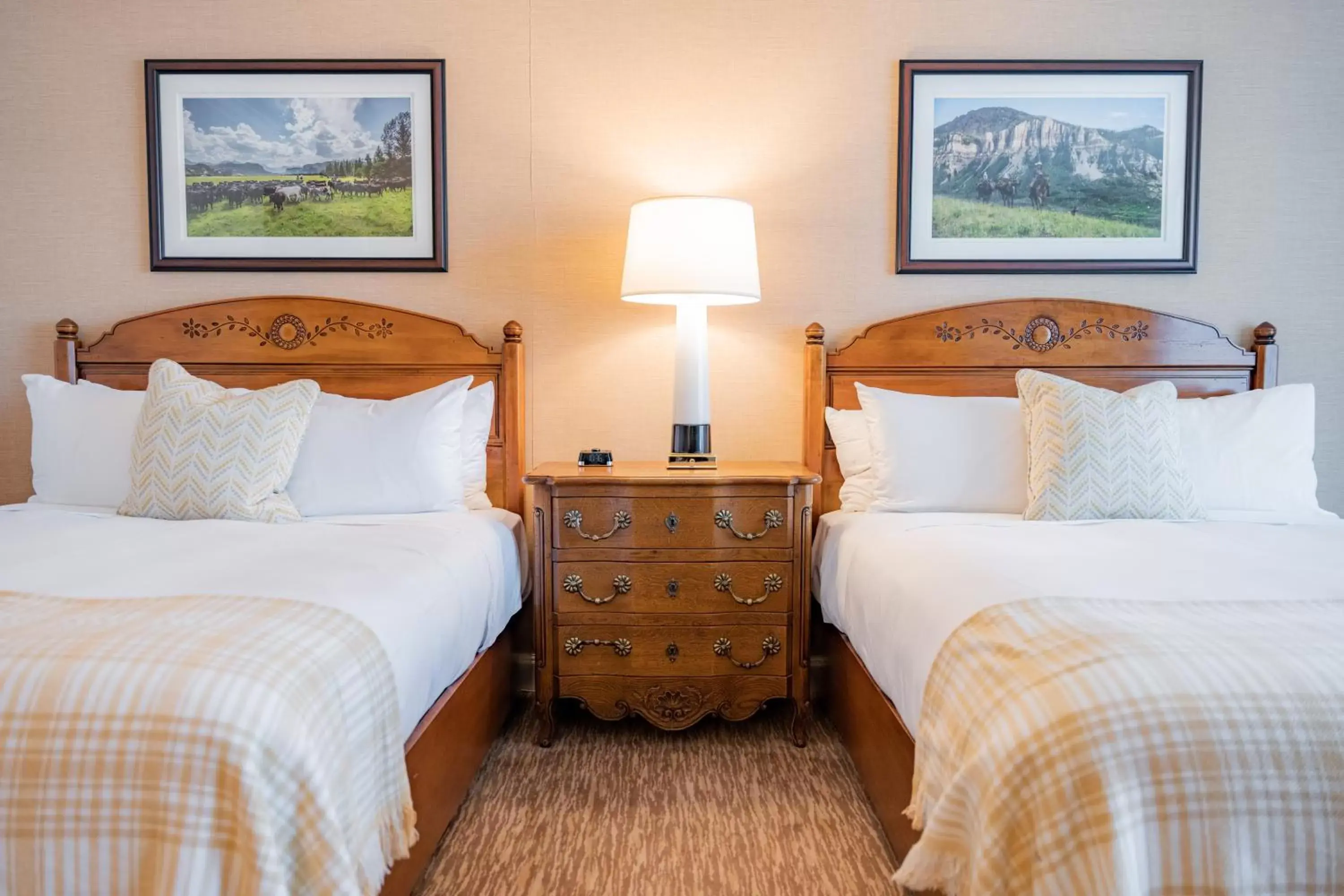 Deluxe Queen Room with Two Queen Beds in Little America Hotel & Resort Cheyenne Deluxe Queen Room with Two Queen Beds in Little America Hotel & Resort Cheyenne