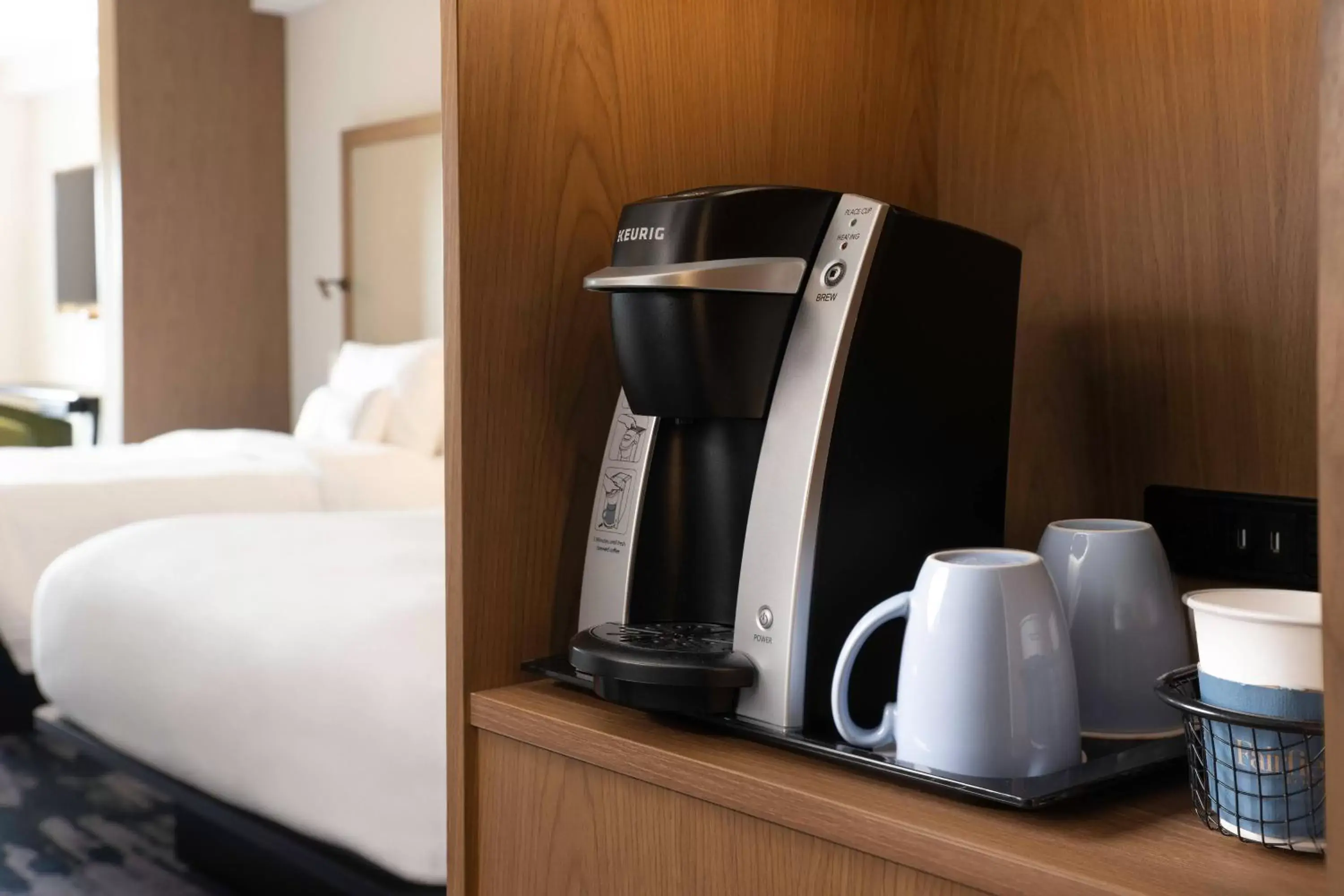 Photo of the whole room, Coffee/Tea Facilities in Fairfield Inn & Suites by Marriott South Kingstown Newport Area