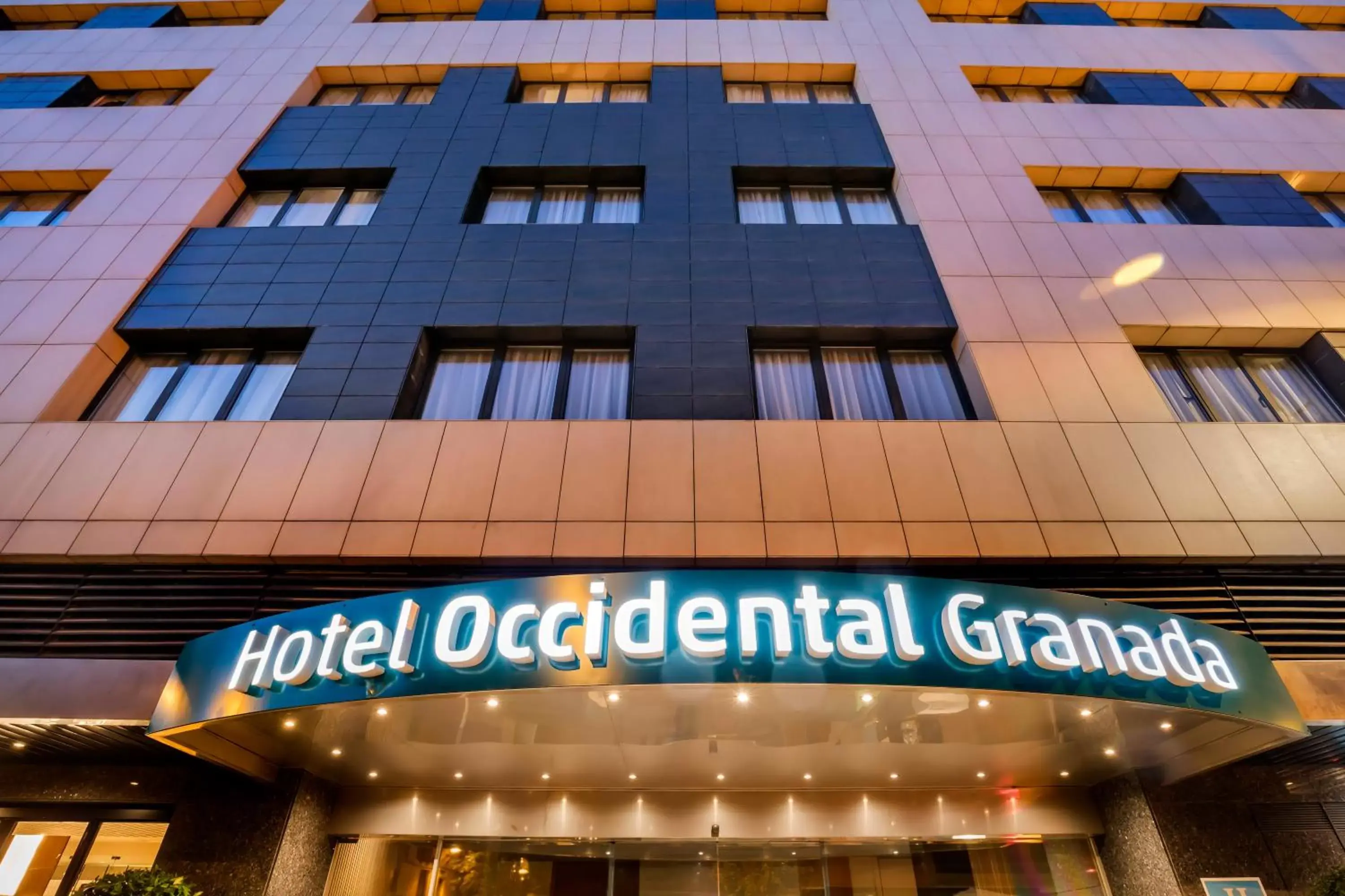 Facade/entrance, Property Building in Occidental Granada