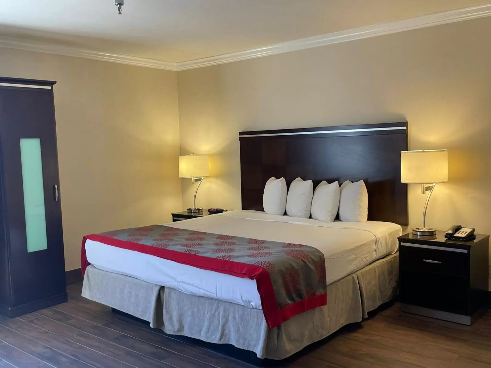 Bedroom, Bed in Ramada by Wyndham San Diego Poway Miramar