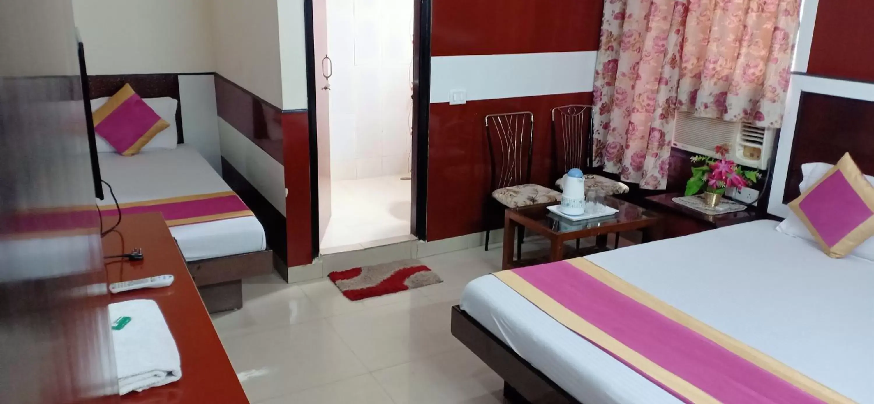Bedroom, Bed in Hotel Su Shree Continental 5 Minutes Walk From New Delhi Railway Station