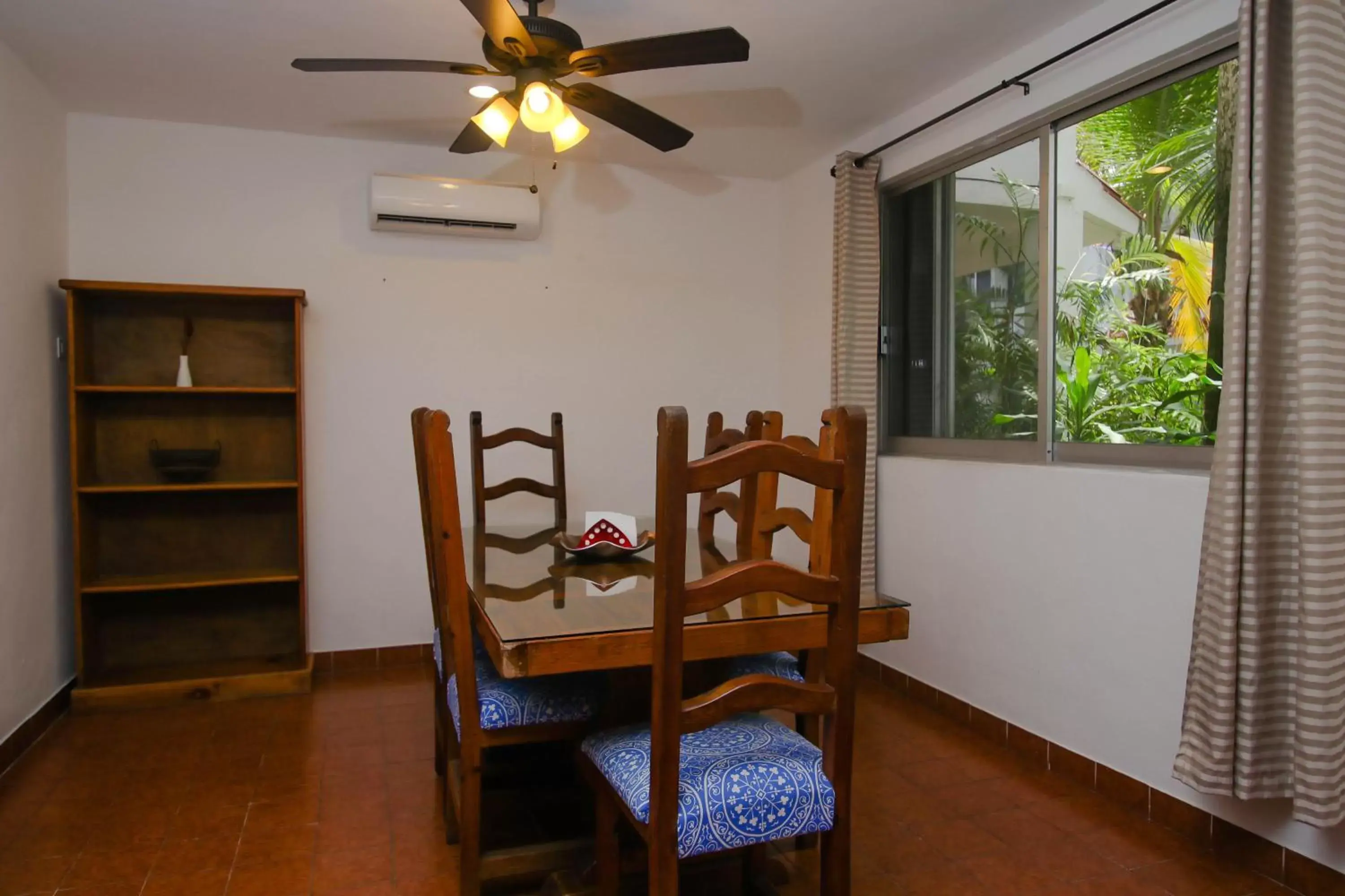 Seating area, Dining Area in Hotel Villas Colibrí Suites & Bungalows