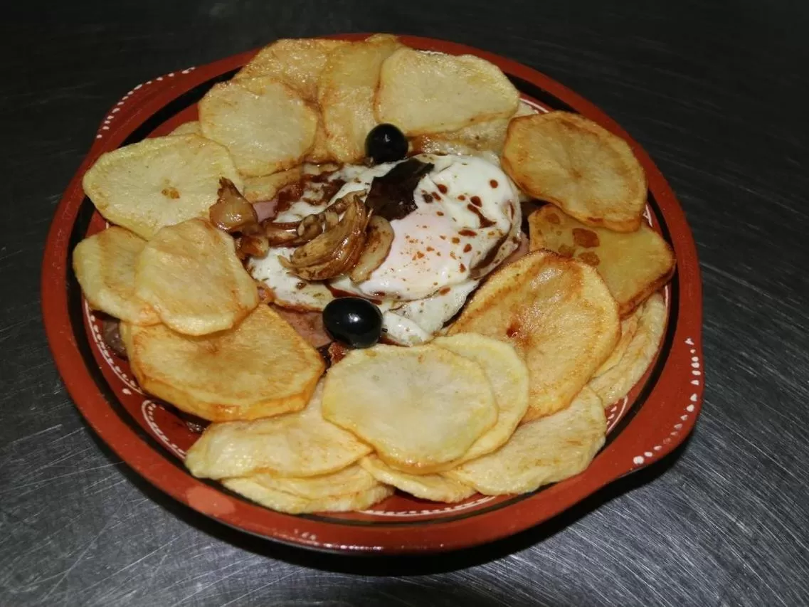 Dining area, Food in Marinha Hotel