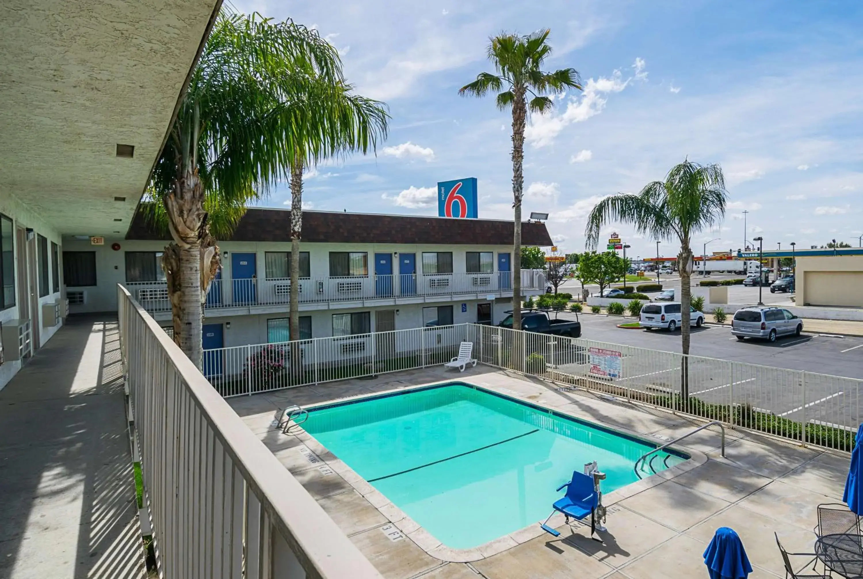 Activities, Pool View in Motel 6 Lost Hills / Buttonwillow Racetrack