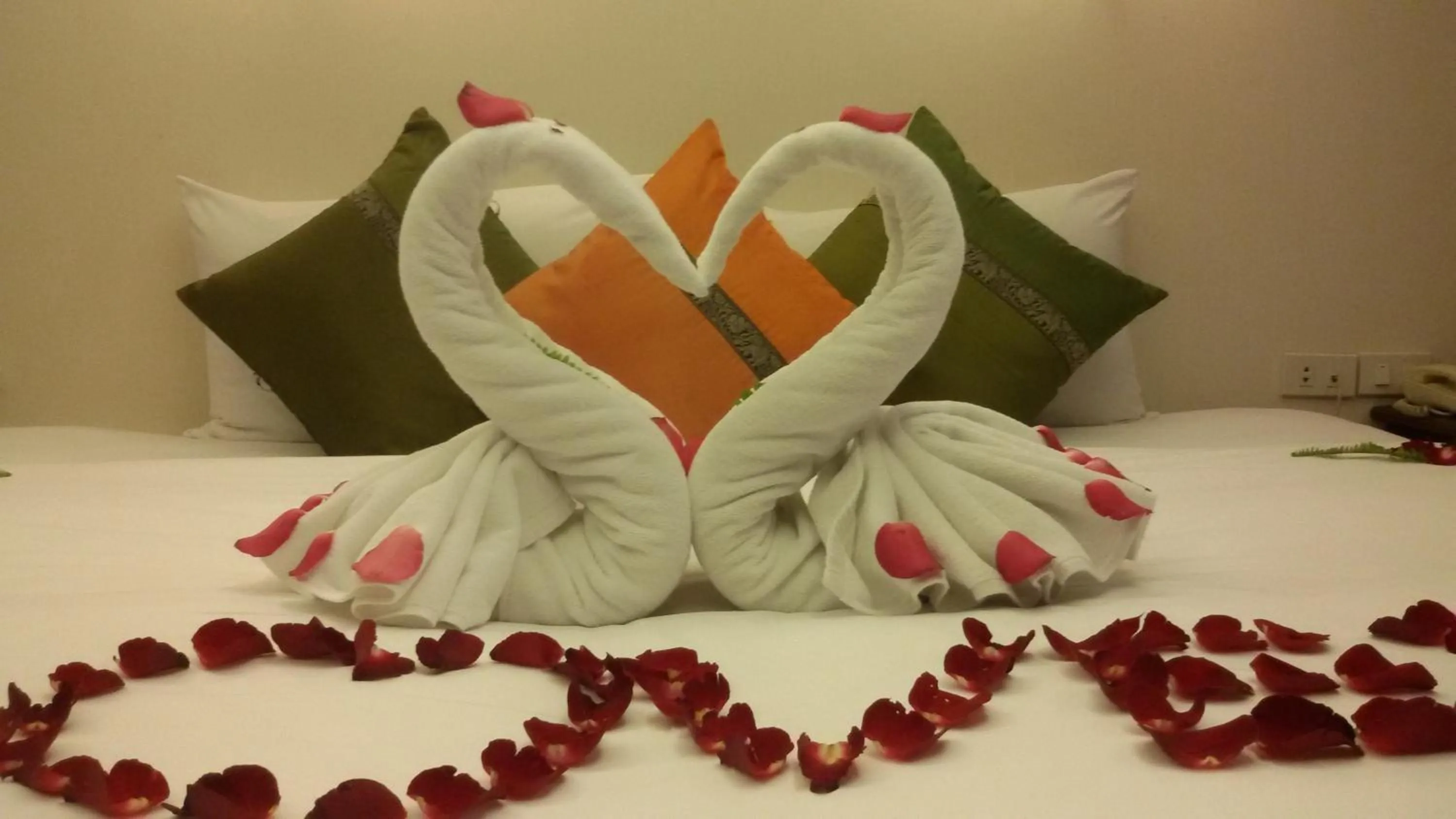 Bed in Royal Phawadee Village Patong - 2 Minutes walk to the beach