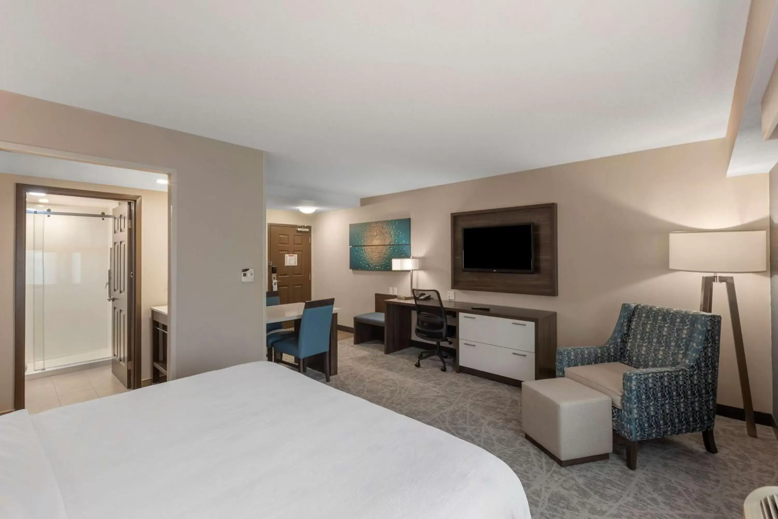 Bedroom, TV/Entertainment Center in Executive Residency by Best Western Toronto-Mississauga