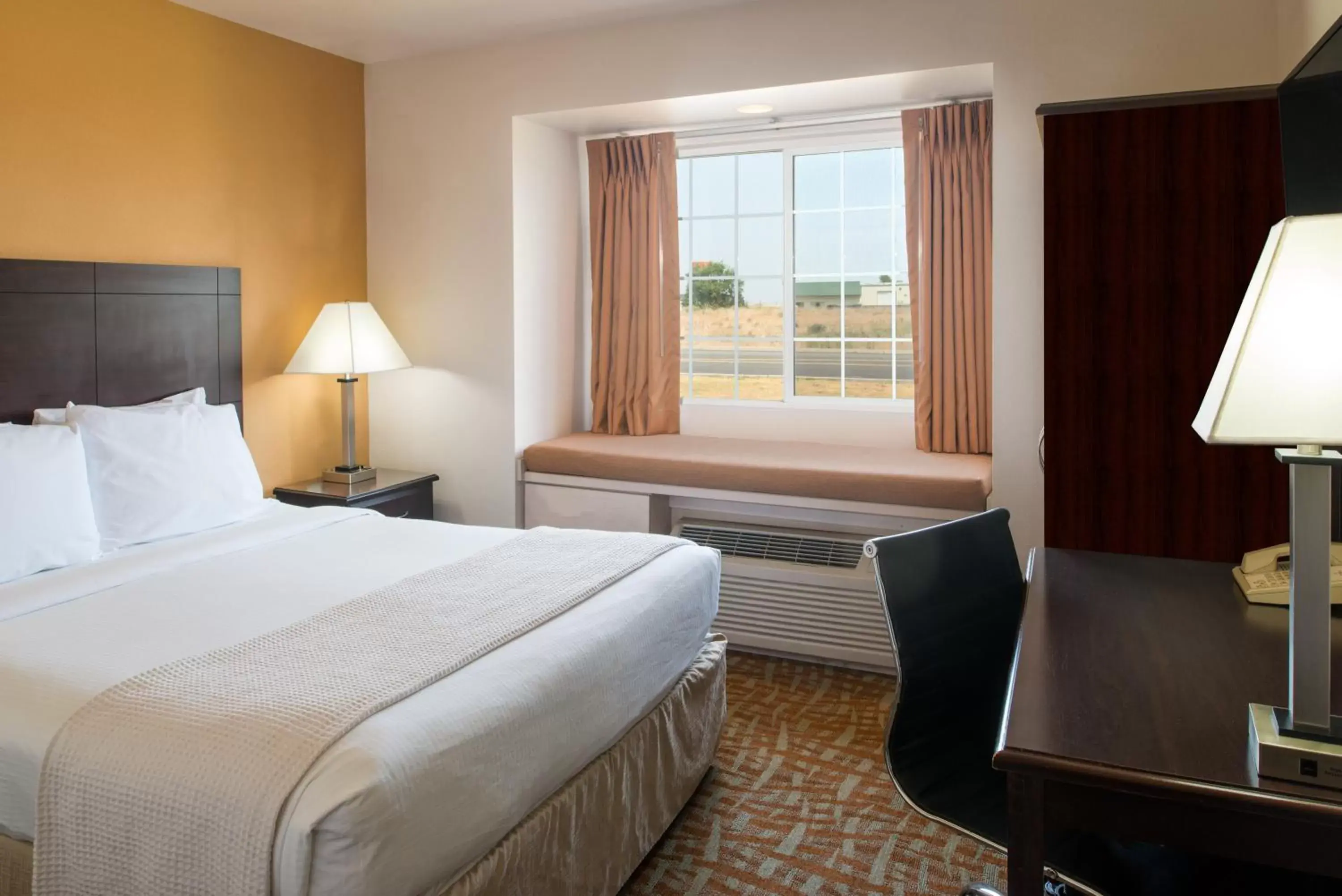 Queen Room - Non-Smoking in Days Inn & Suites by Wyndham Spokane Airport Airway Heights