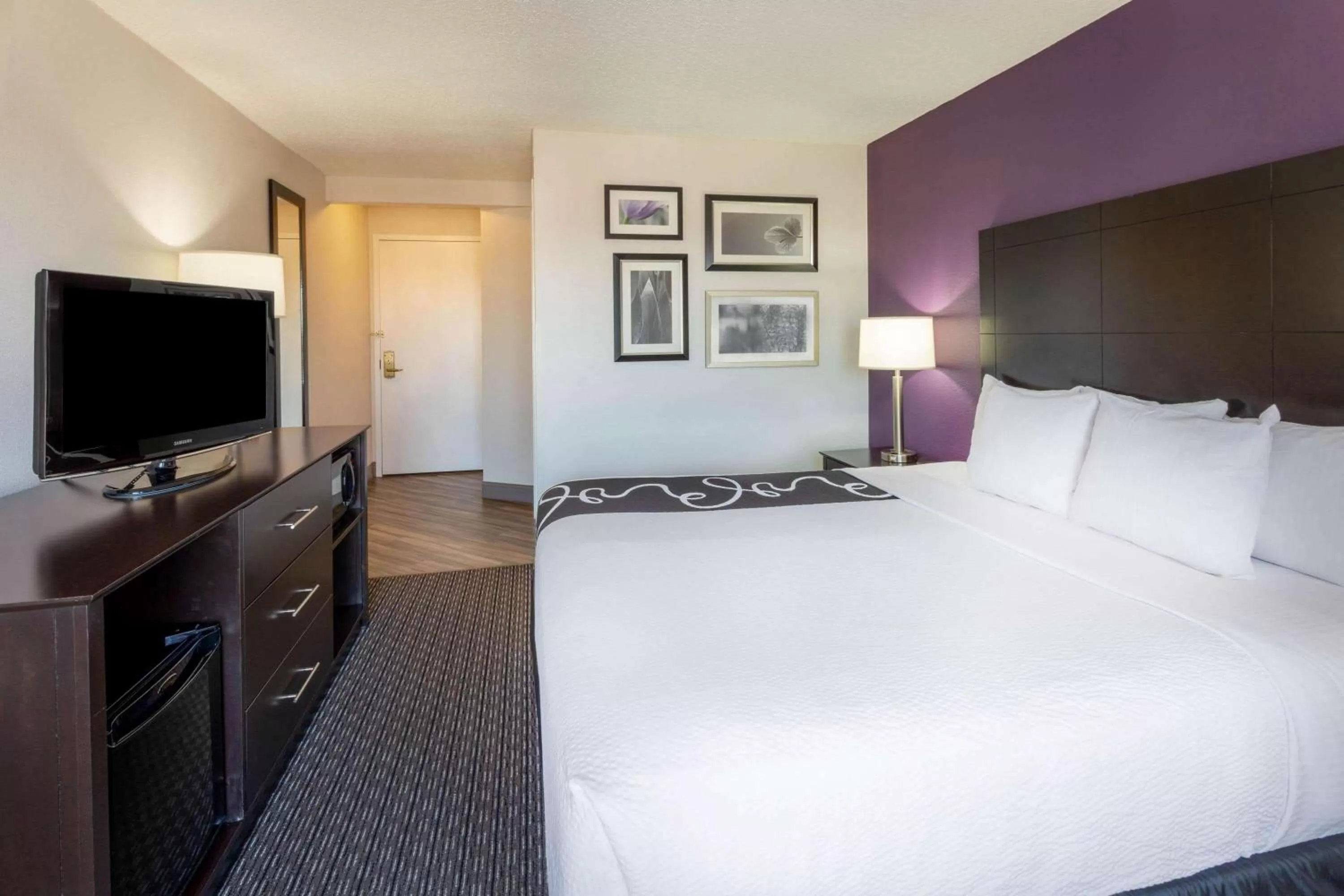 Photo of the whole room, Bed in La Quinta by Wyndham Minneapolis Bloomington W - FREE AIRPORT SHUTTLE