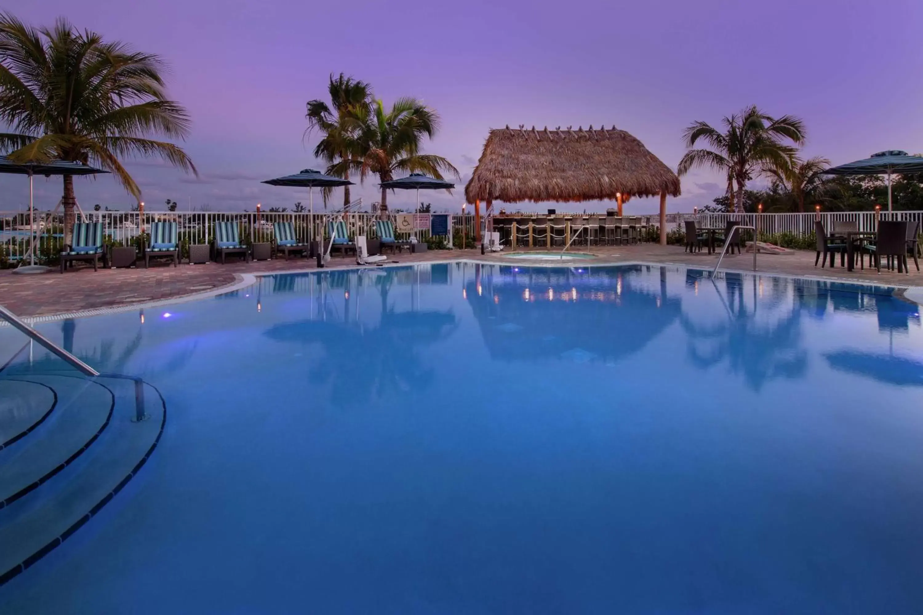 Pool view, Swimming Pool in Hampton Inn Marathon - Florida Keys