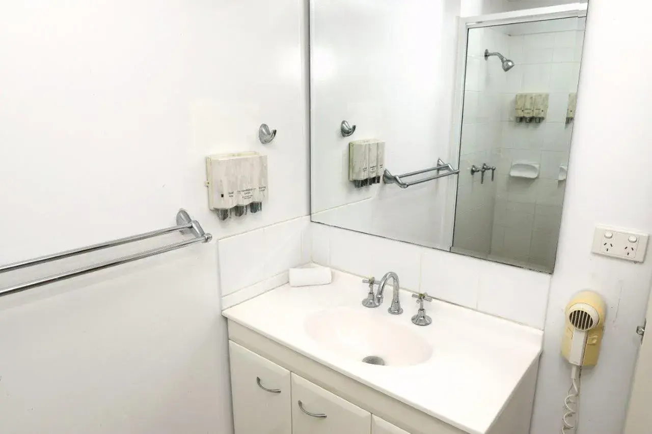Bathroom in Summit Motel