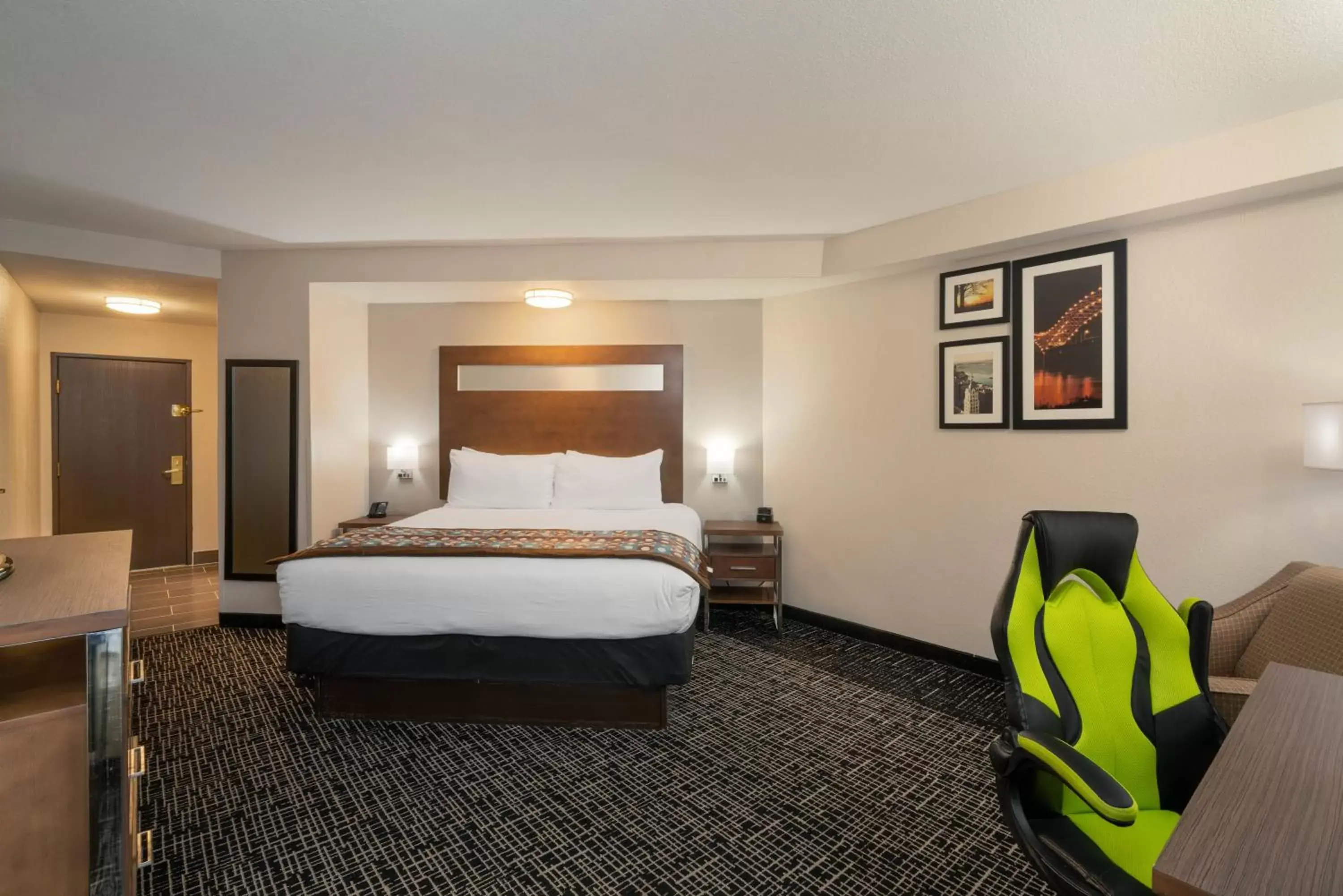 Bedroom, Bed in Wingate by Wyndham Memphis East