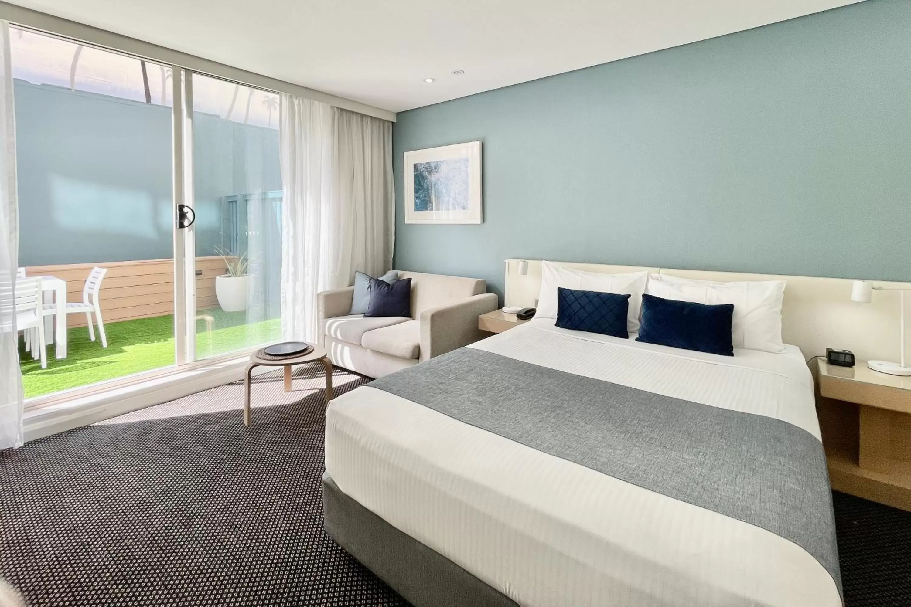 Living room, Bed in Coogee Sands Hotel & Apartments