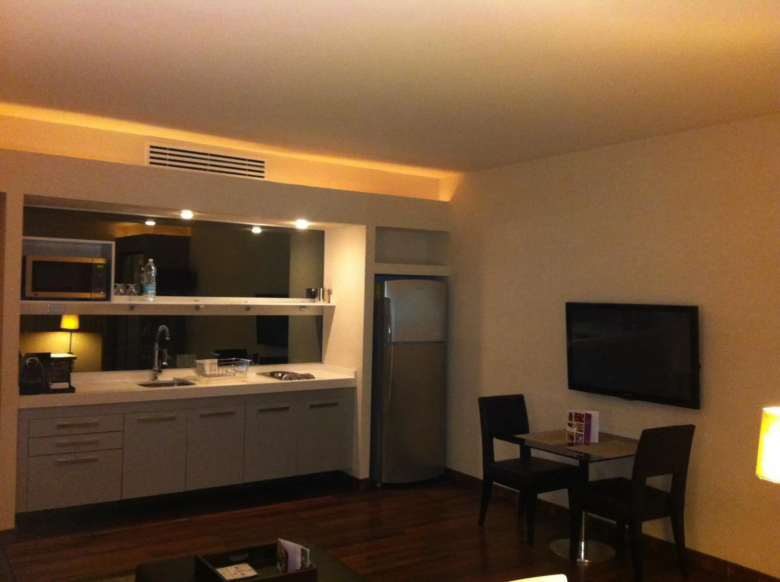 Photo of the whole room, Kitchen/Kitchenette in Las Suites Campos Eliseos