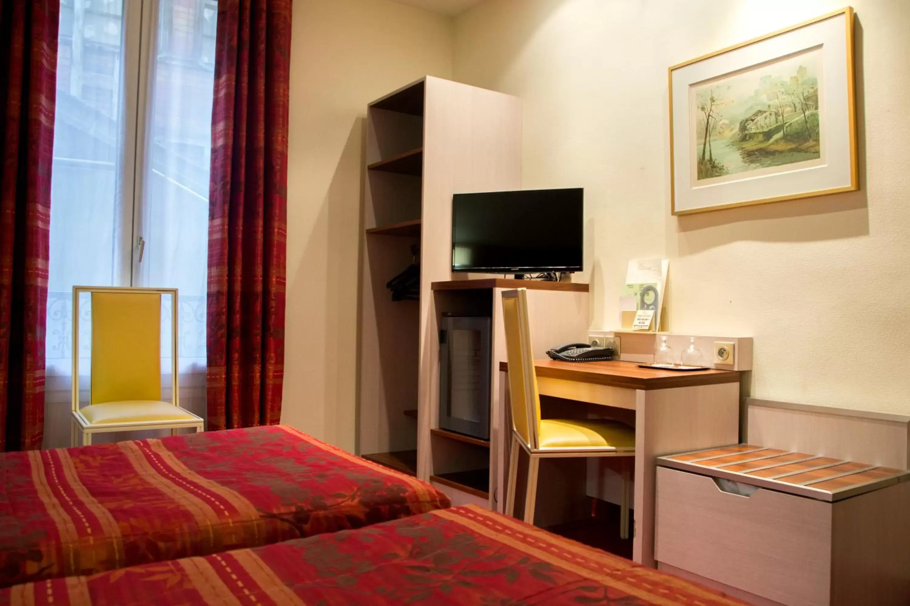 Bedroom, Bed in Hotel Terminus Montparnasse