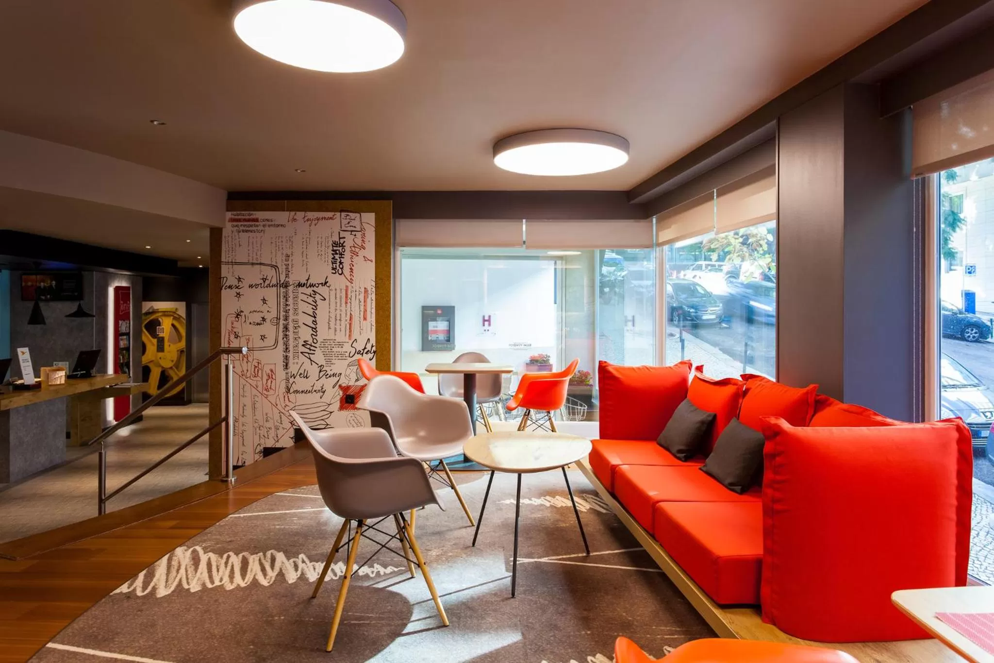 Communal lounge/ TV room in Hotel ibis Lisboa Liberdade