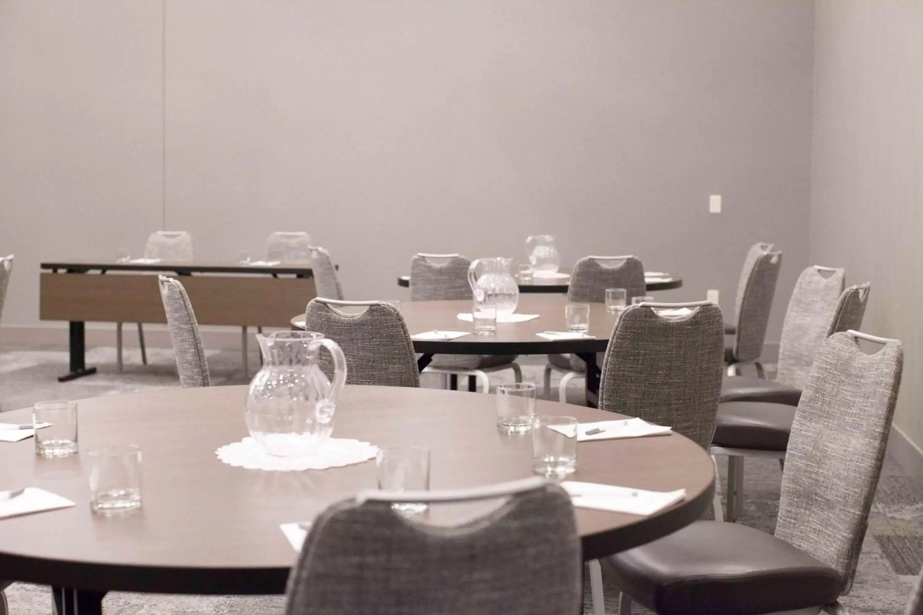 Meeting/conference room, Restaurant/Places to Eat in Hampton Inn & Suites St. Paul Downtown