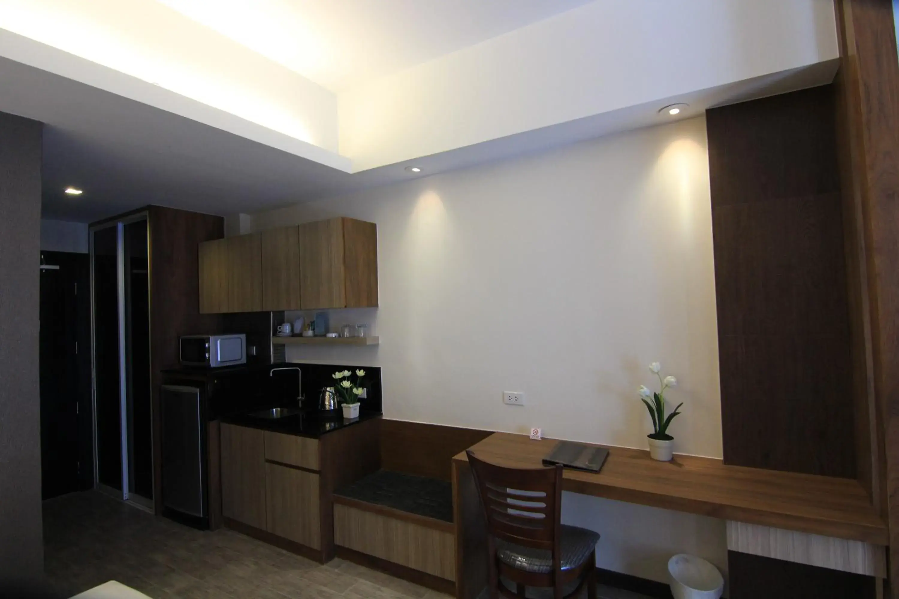 Coffee/tea facilities, Kitchen/Kitchenette in Inn Residence Serviced Suites - SHA Extra Plus