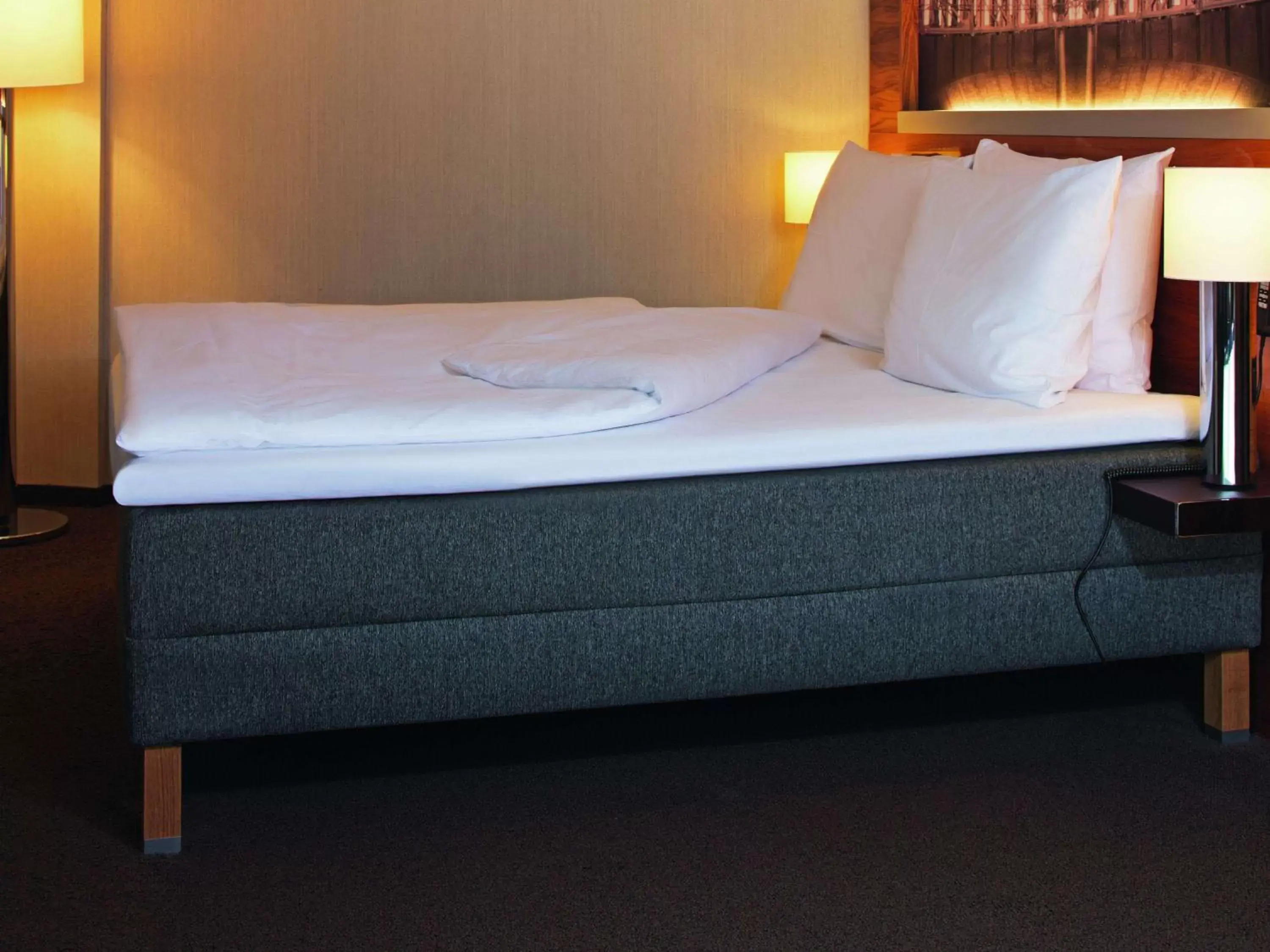 Photo of the whole room, Bed in Mövenpick Hotel Zurich Airport