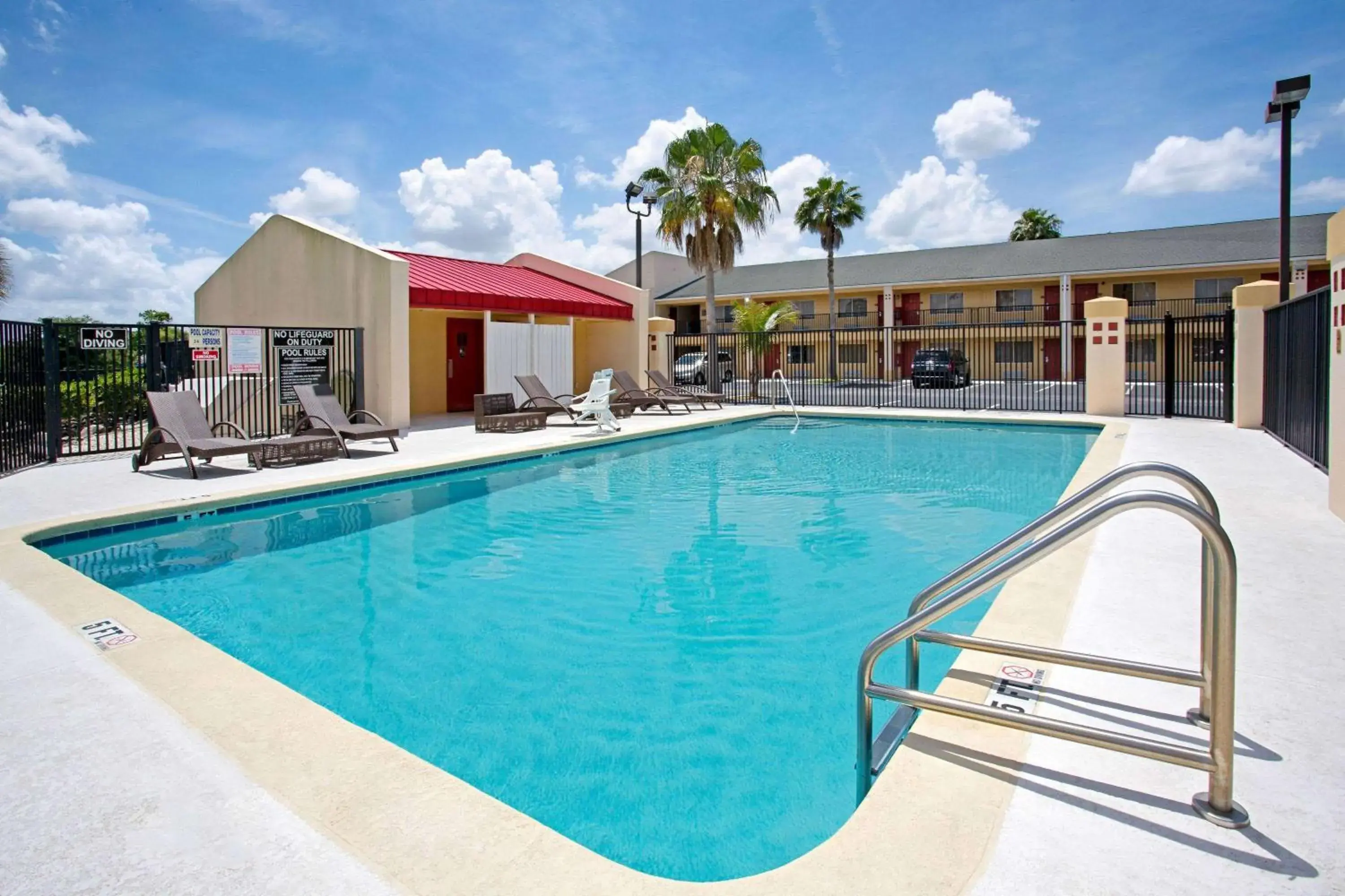 Pool view, Swimming Pool in Super 8 by Wyndham Orlando International Drive