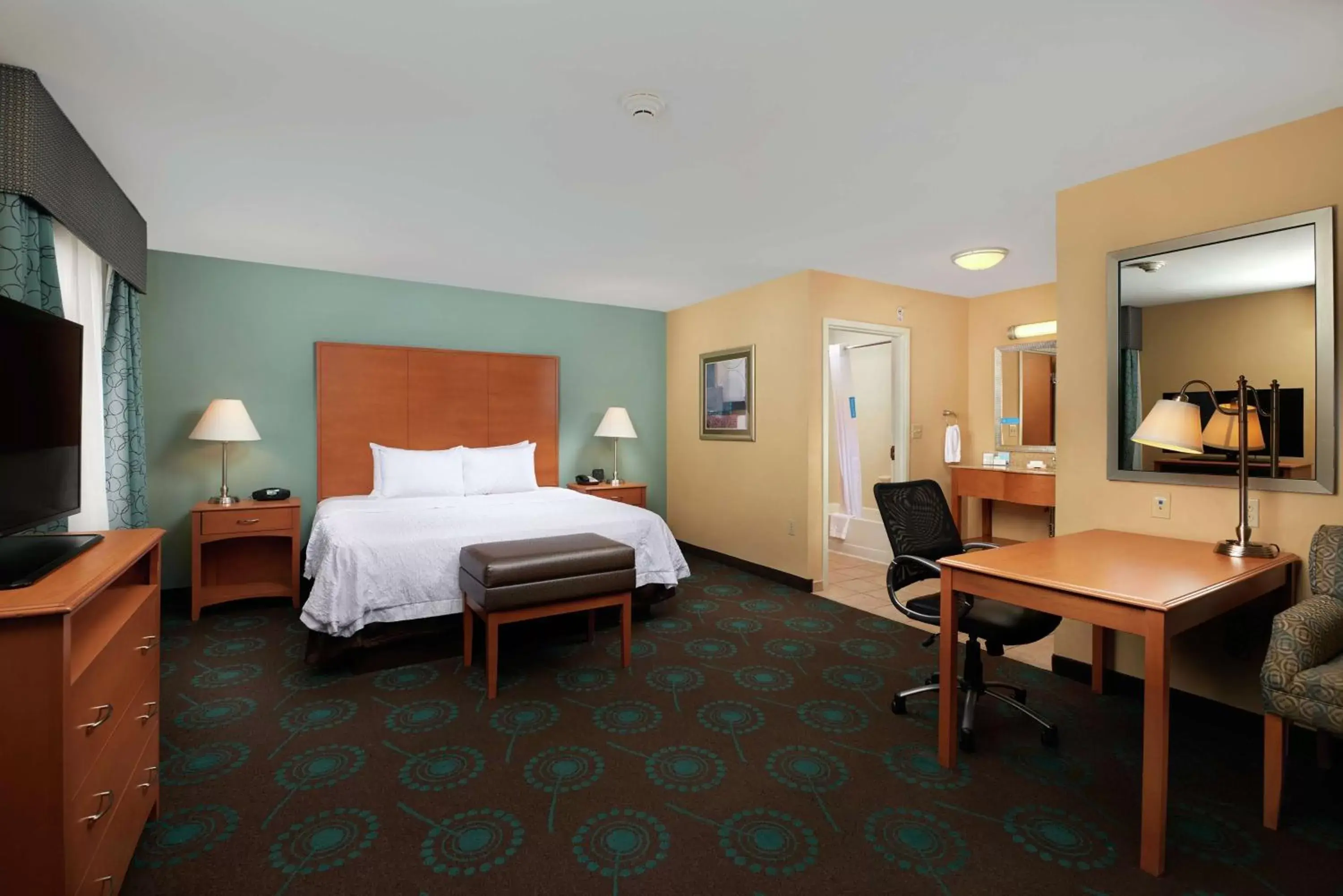 Bedroom in Hampton Inn & Suites Canton