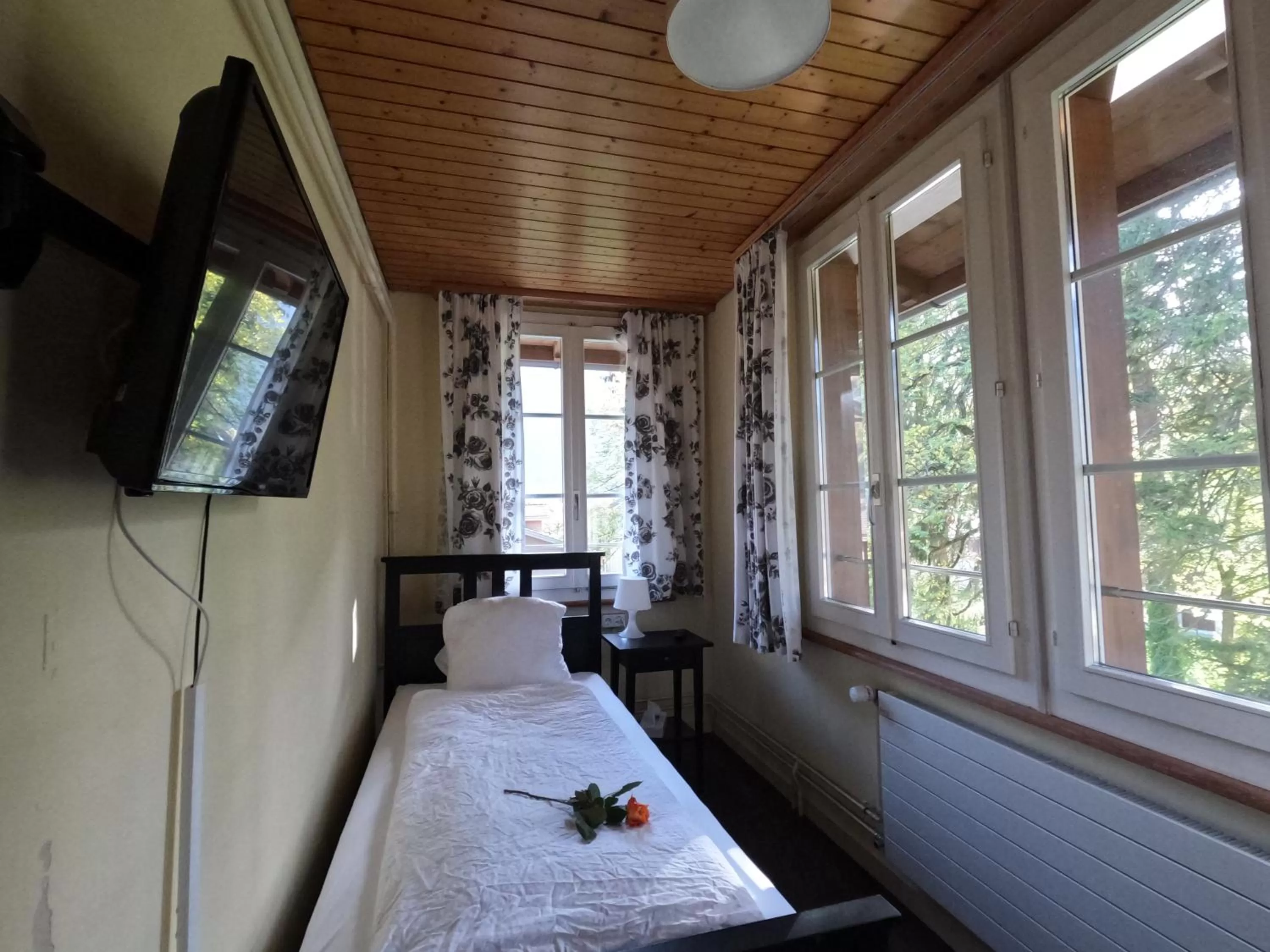 Bed in Alpenrose Hotel and Gardens