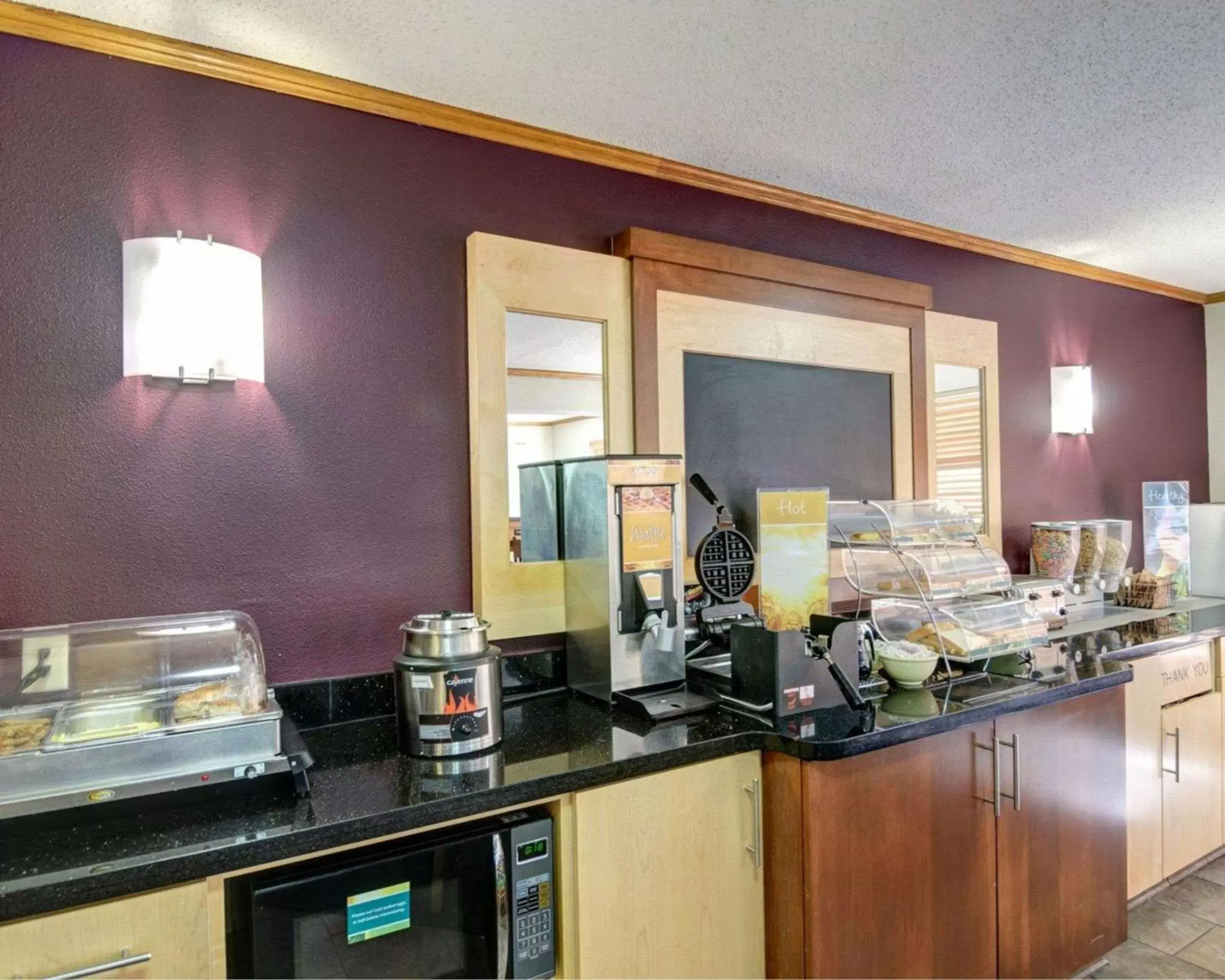 Restaurant/places to eat, Kitchen/Kitchenette in Quality Inn Fort Smith I-540