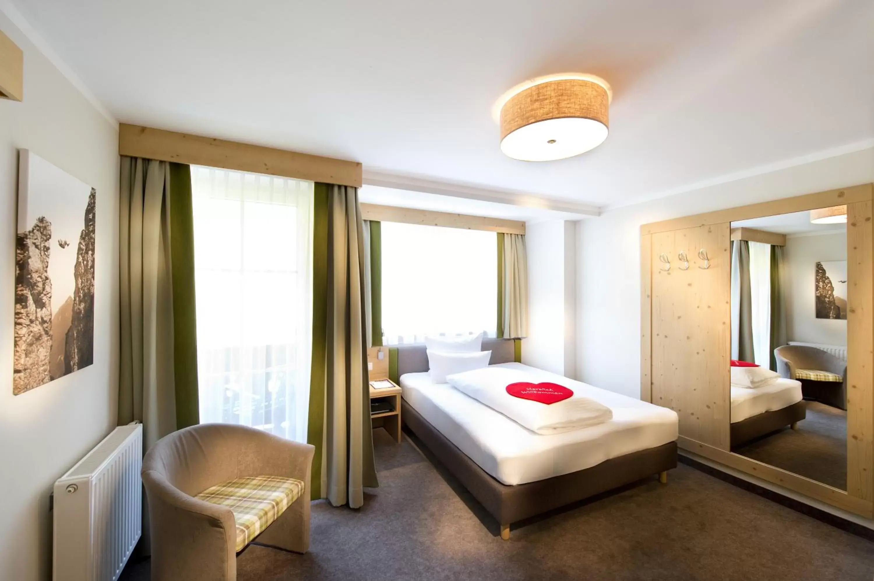 Comfort Single Room with Balcony - single occupancy in Hotel Tirolerhof 4 Sterne Superior Comfort Single Room with Balcony - single occupancy in Hotel Tirolerhof 4 Sterne Superior