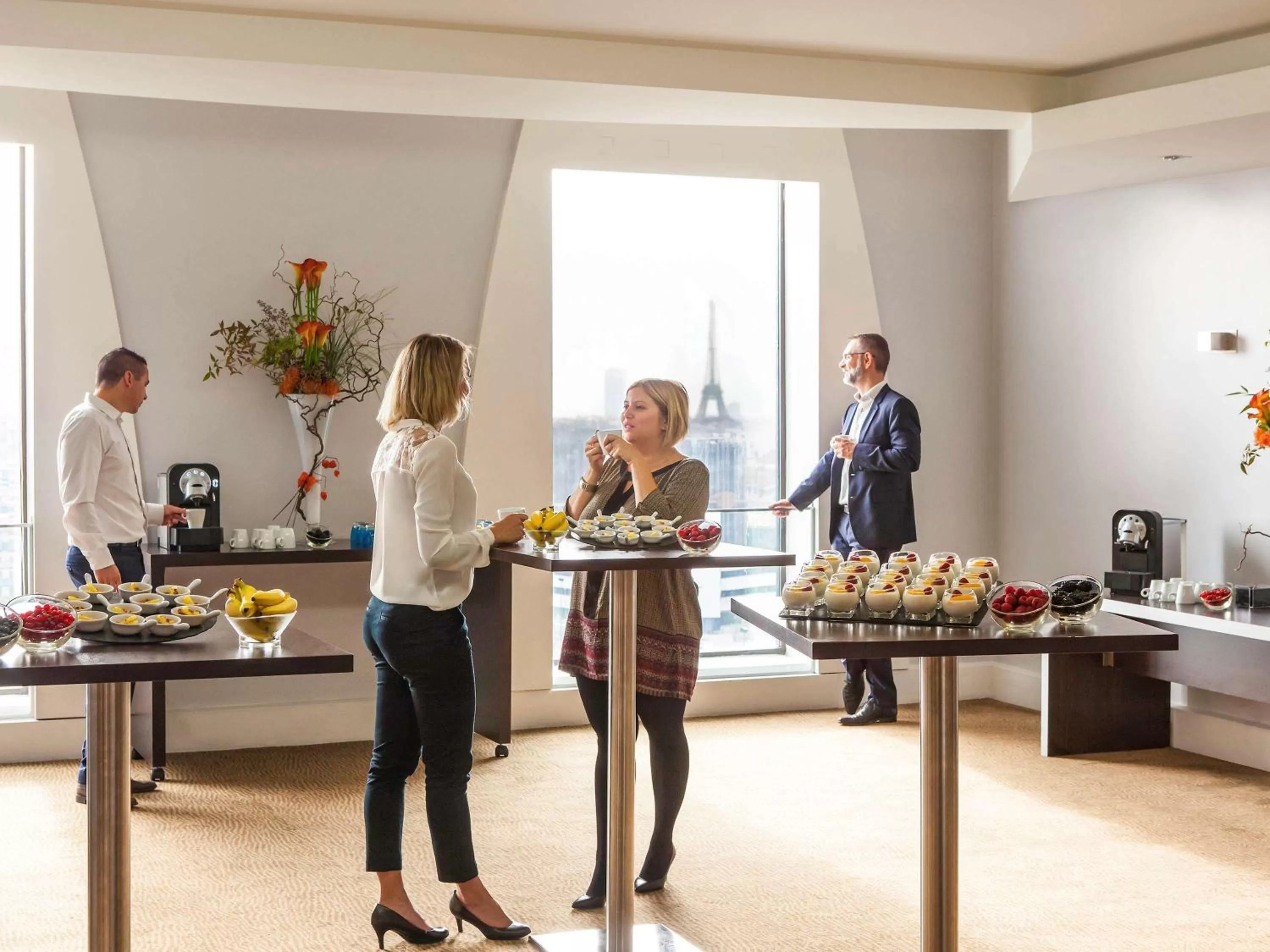 Restaurant/places to eat in Novotel Paris La Defense Esplanade