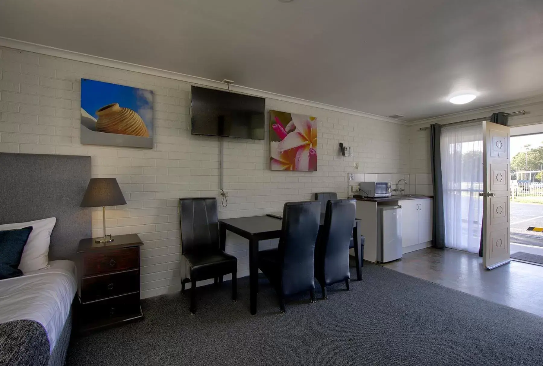 Kitchen or kitchenette, TV/Entertainment Center in Frankston Motel