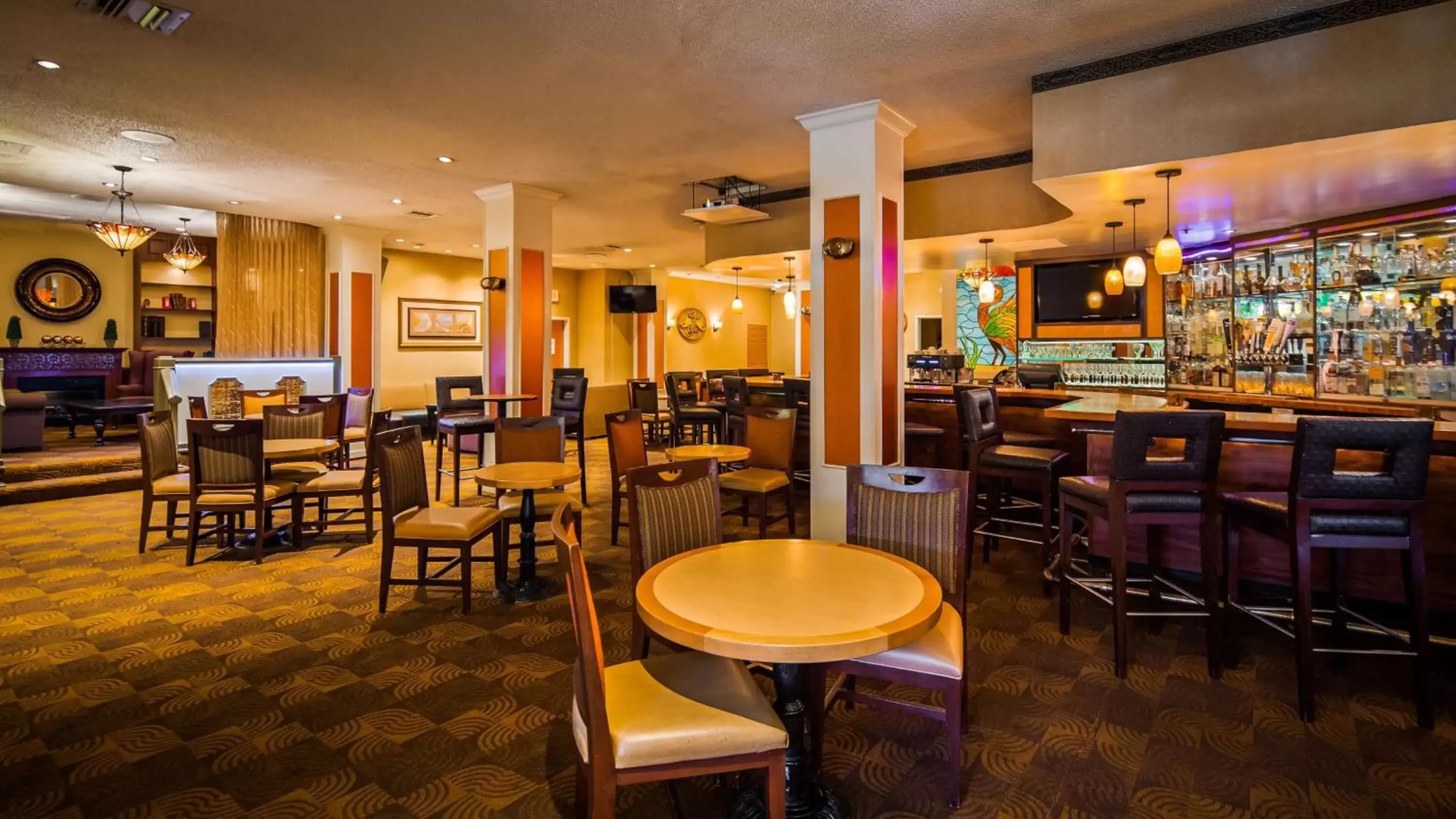 Lounge or bar, Restaurant/Places to Eat in Best Western Plus Grosvenor Airport Hotel