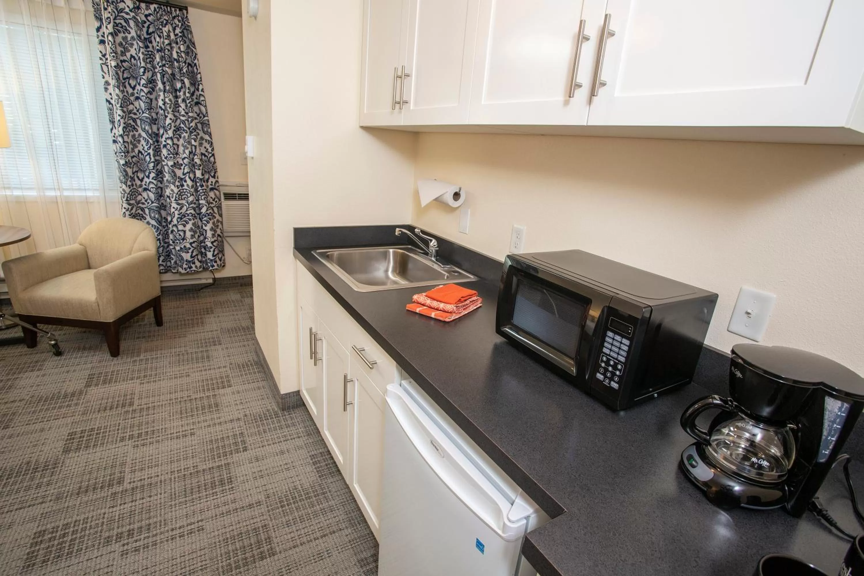 Kitchen or kitchenette in Lakeshore Inn