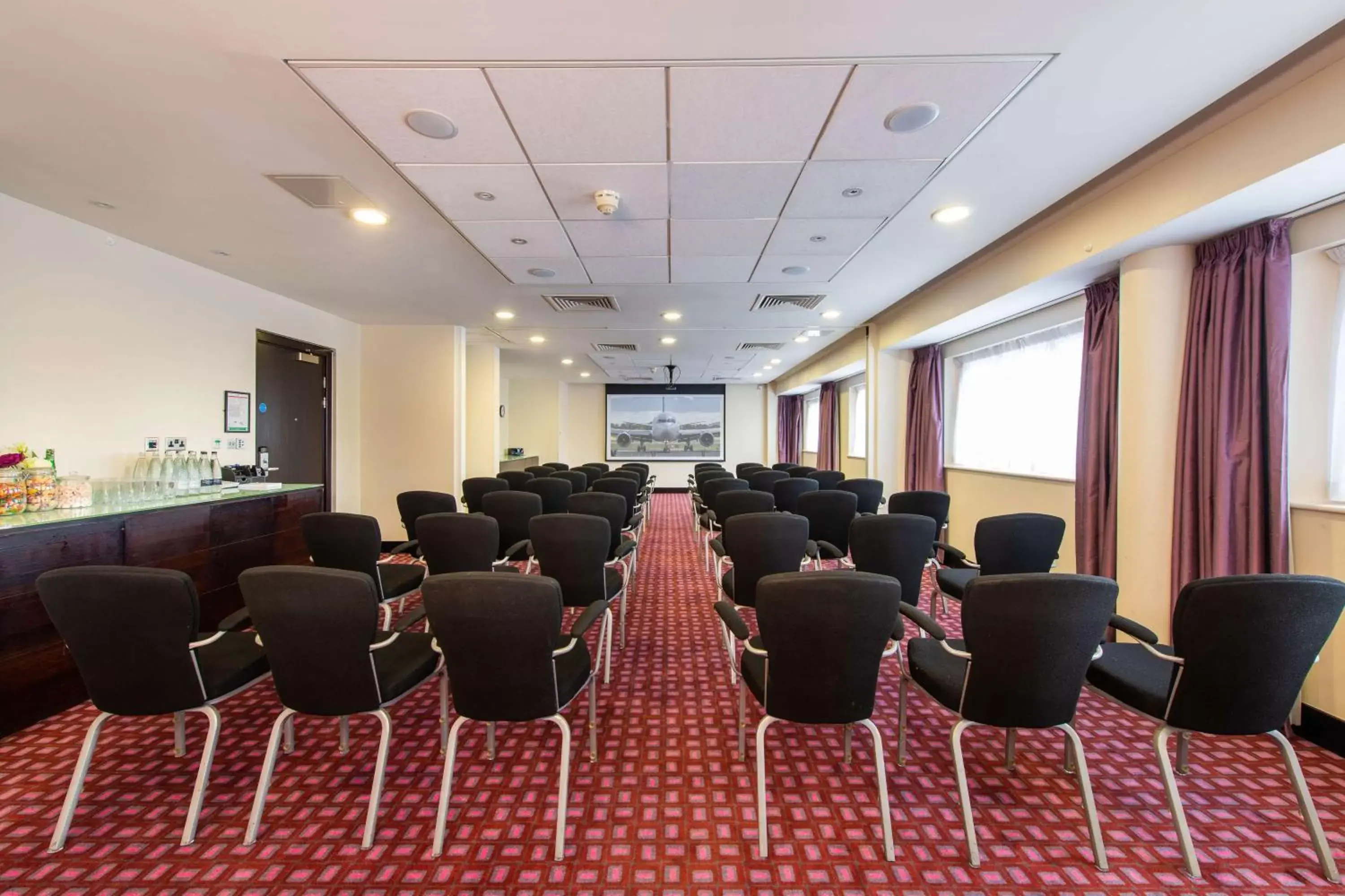 Meeting/conference room in DoubleTree by Hilton London Heathrow Airport