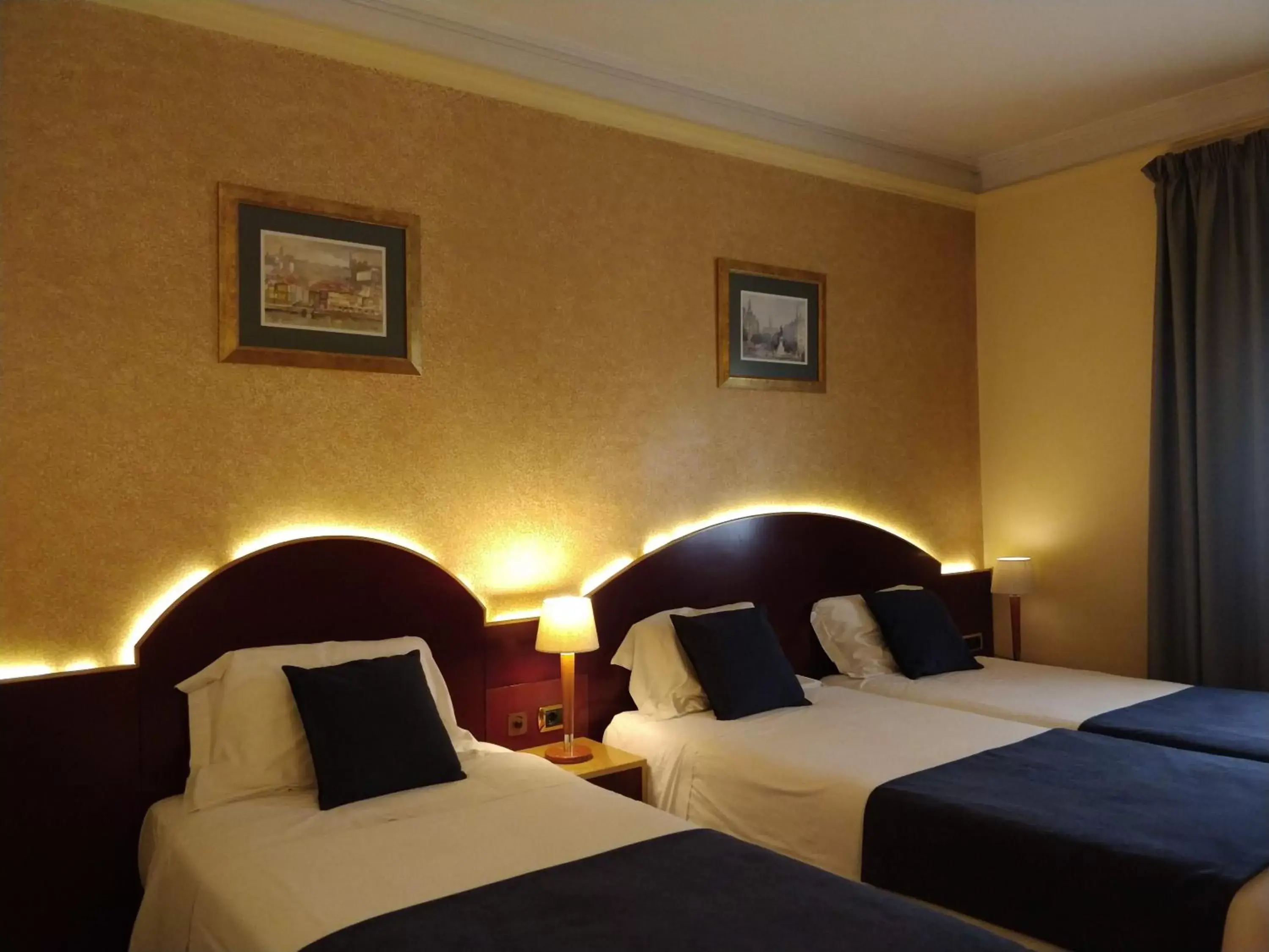 Photo of the whole room, Bed in Hotel Internacional Porto