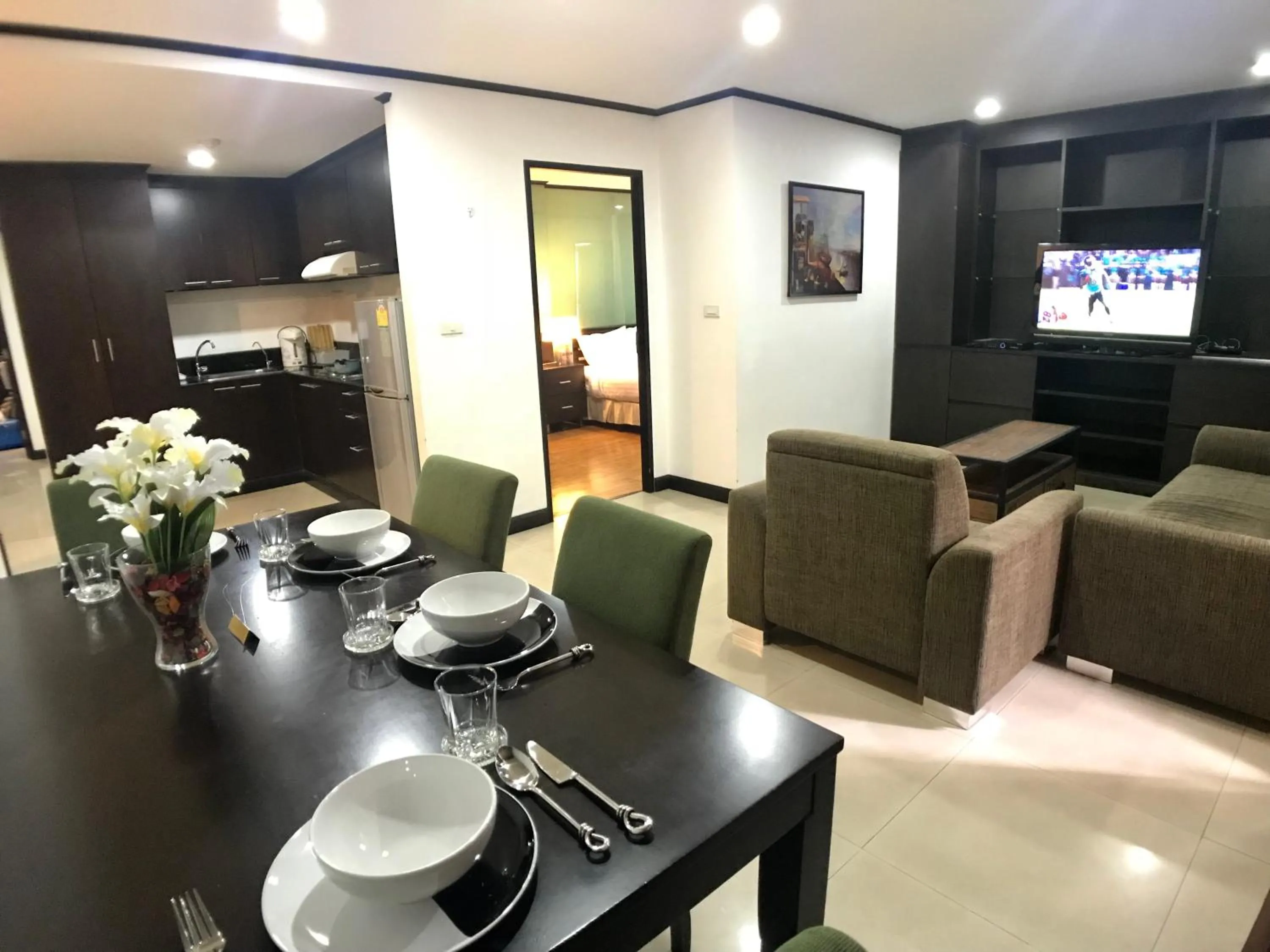 Living room, Restaurant/Places to Eat in Twin Peaks Sukhumvit Suites