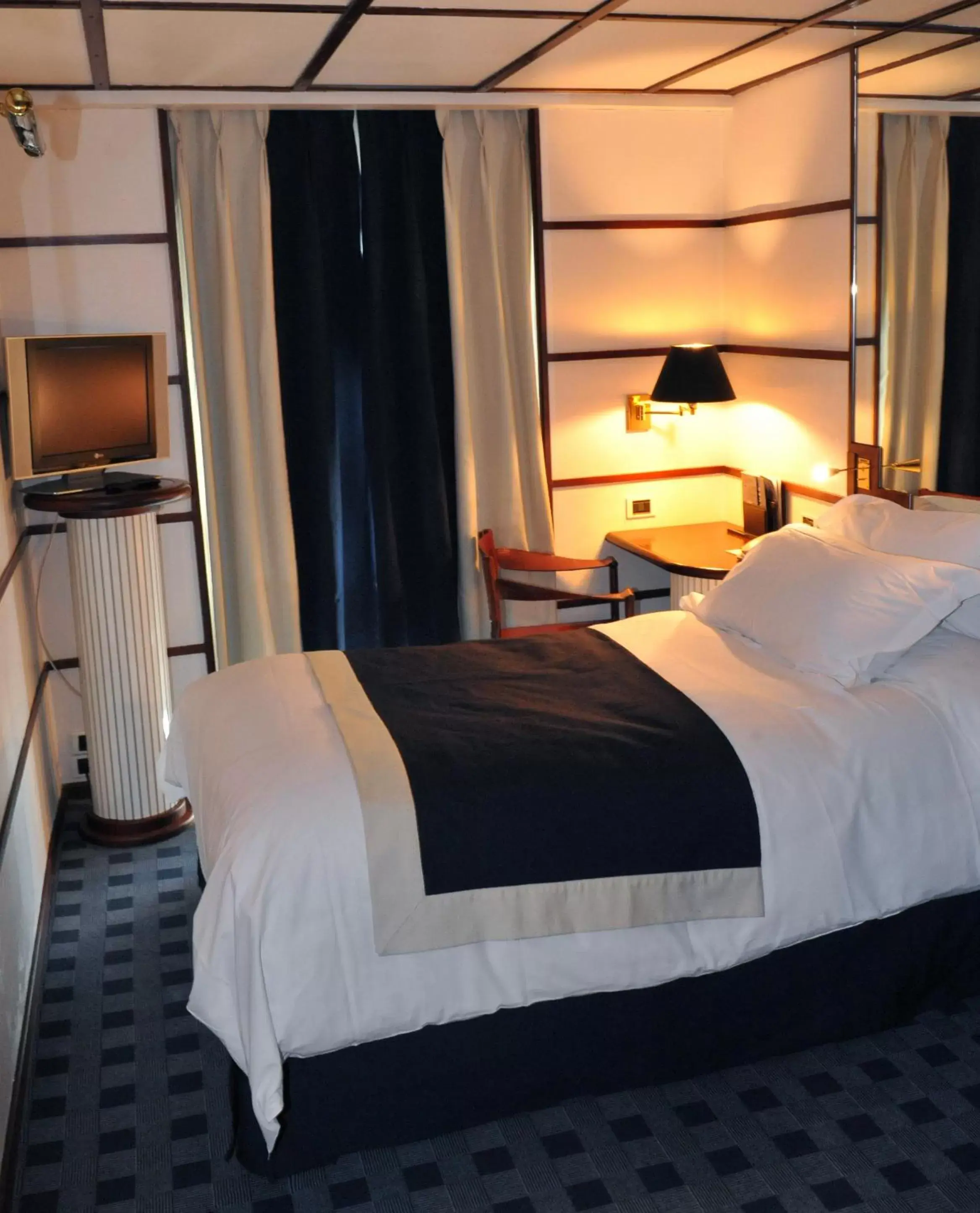 Property building, Bed in Hotel Le Royal Lyon - MGallery