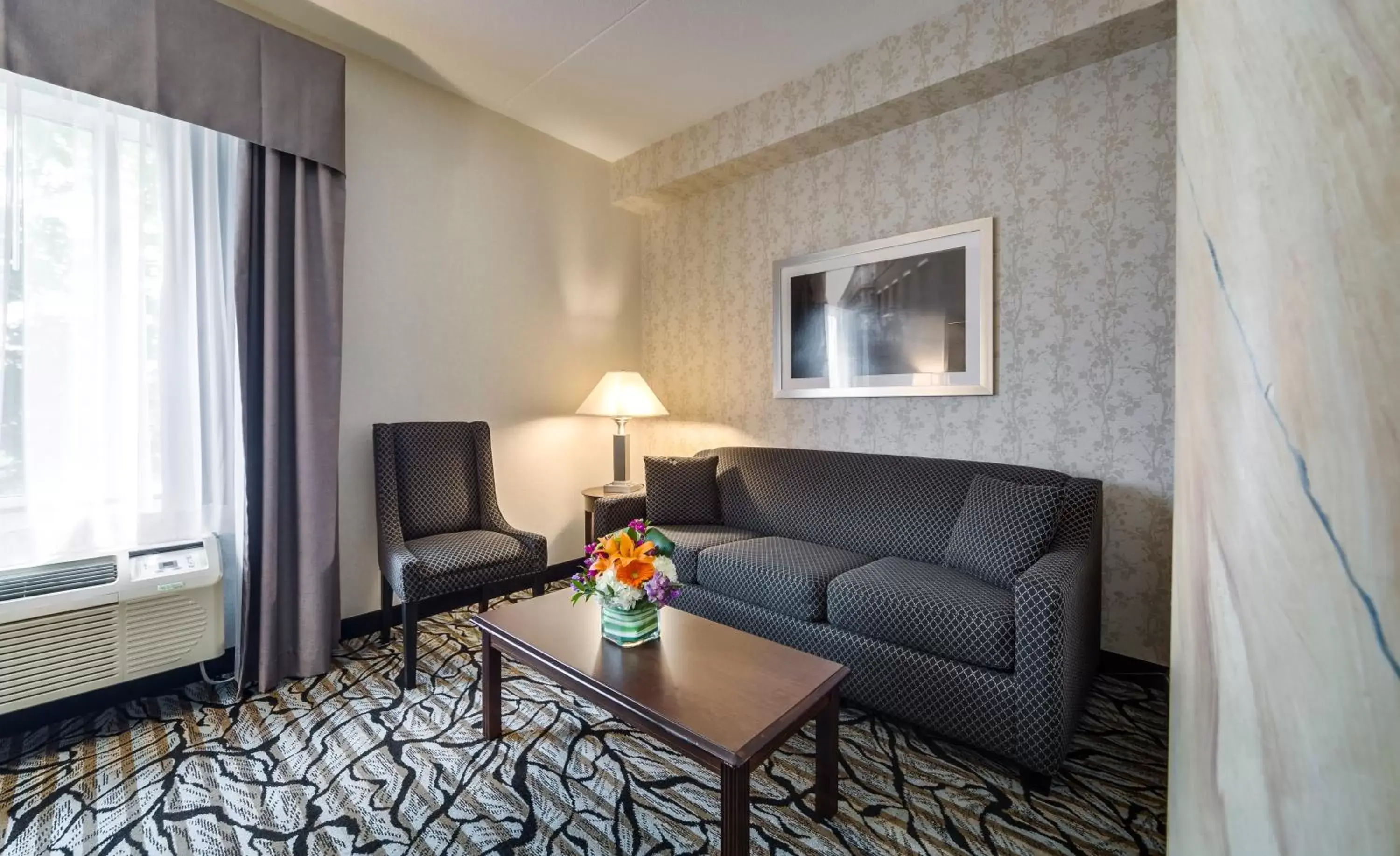 Living room, Seating Area in Monte Carlo Inn Oakville Suites