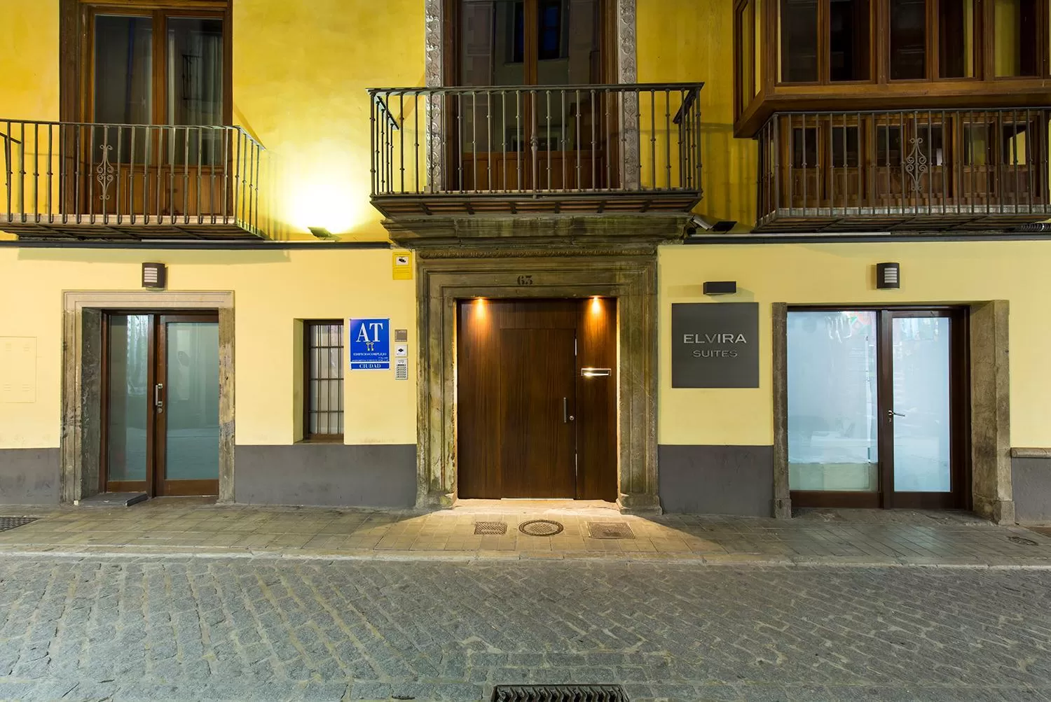 Facade/entrance in tuGuest Elvira Suites