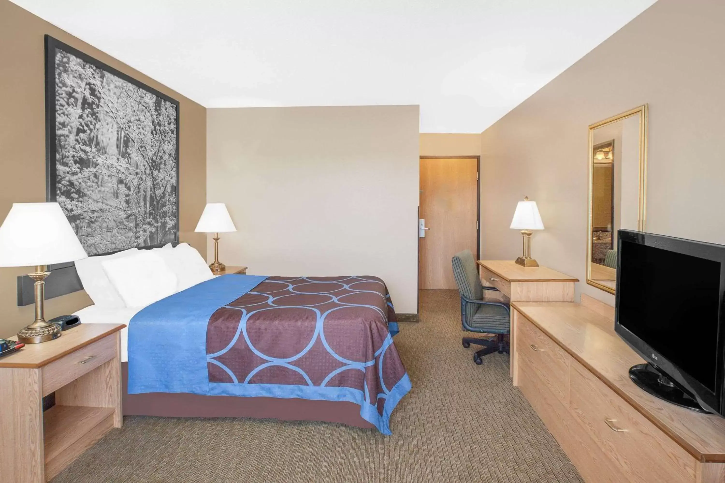 Photo of the whole room, Bed in Super 8 by Wyndham Seville