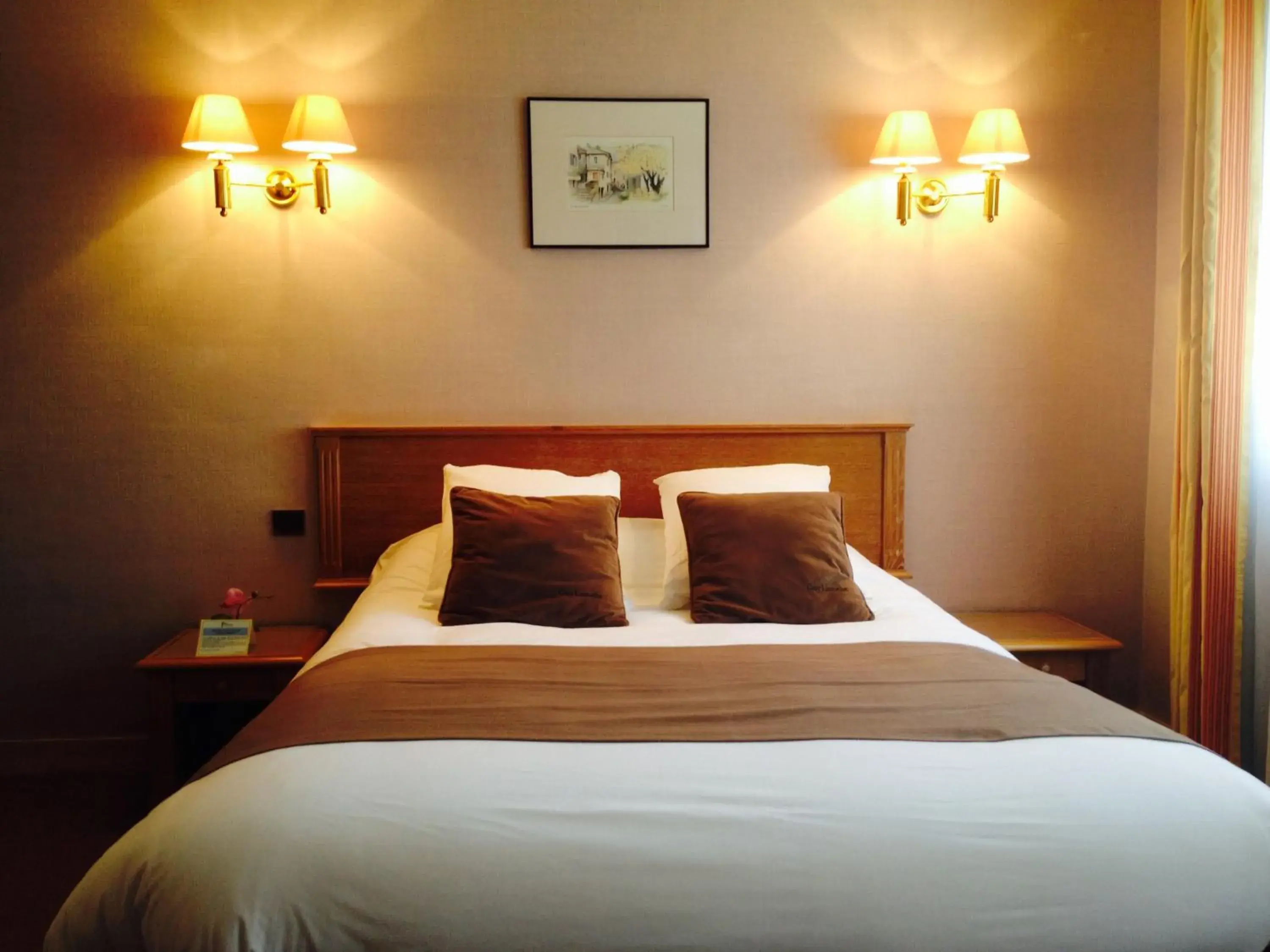 Bed in Hotel De Clisson Saint Brieuc