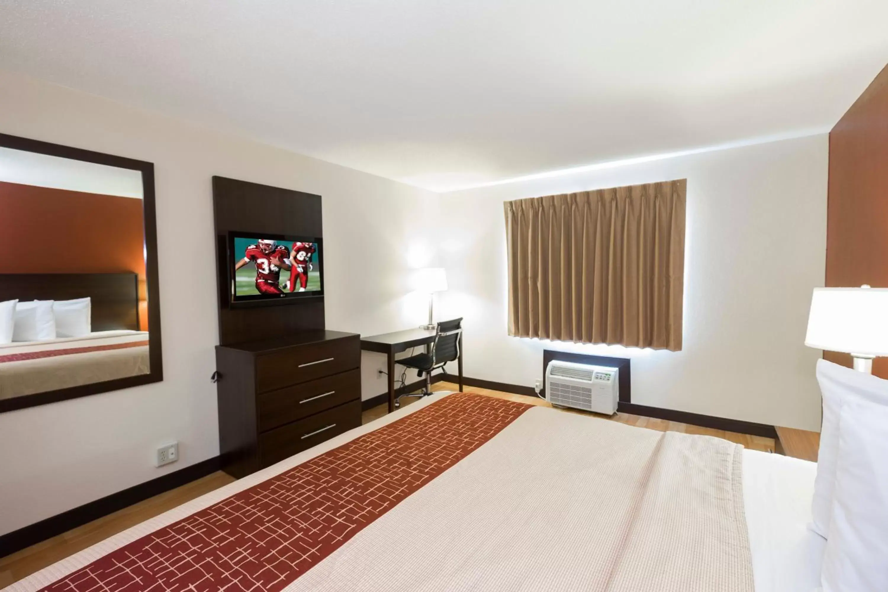 Photo of the whole room, Bed in Red Roof Inn Columbus - Ohio State Fairgrounds