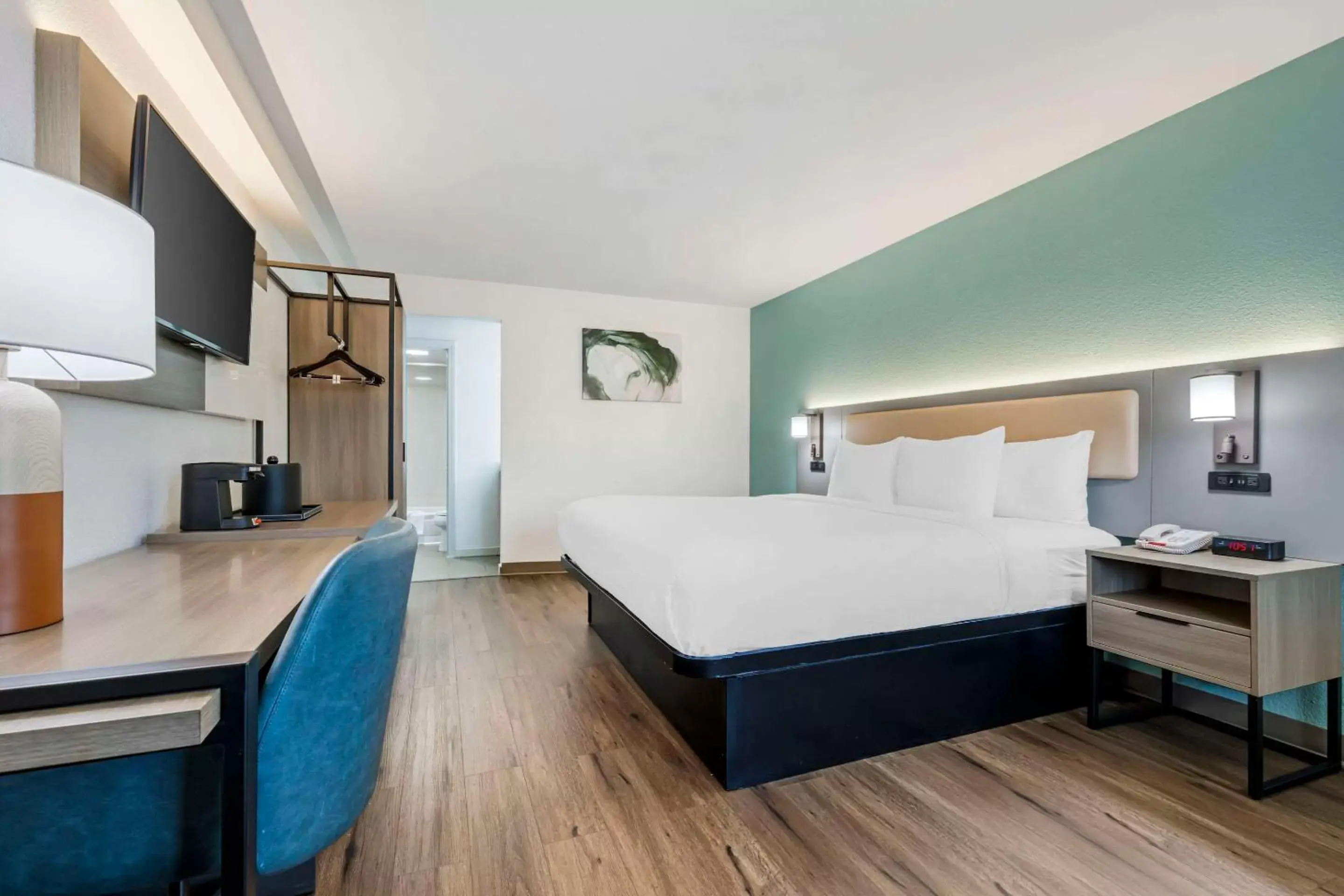 Bedroom, Bed in Comfort Inn Sea World Area