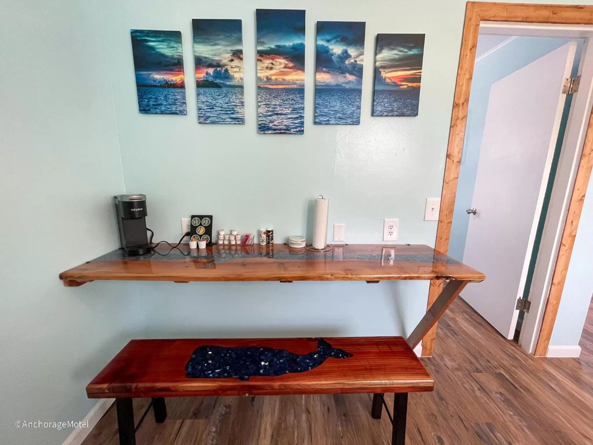 Kitchen/Kitchenette in The Anchorage Motel