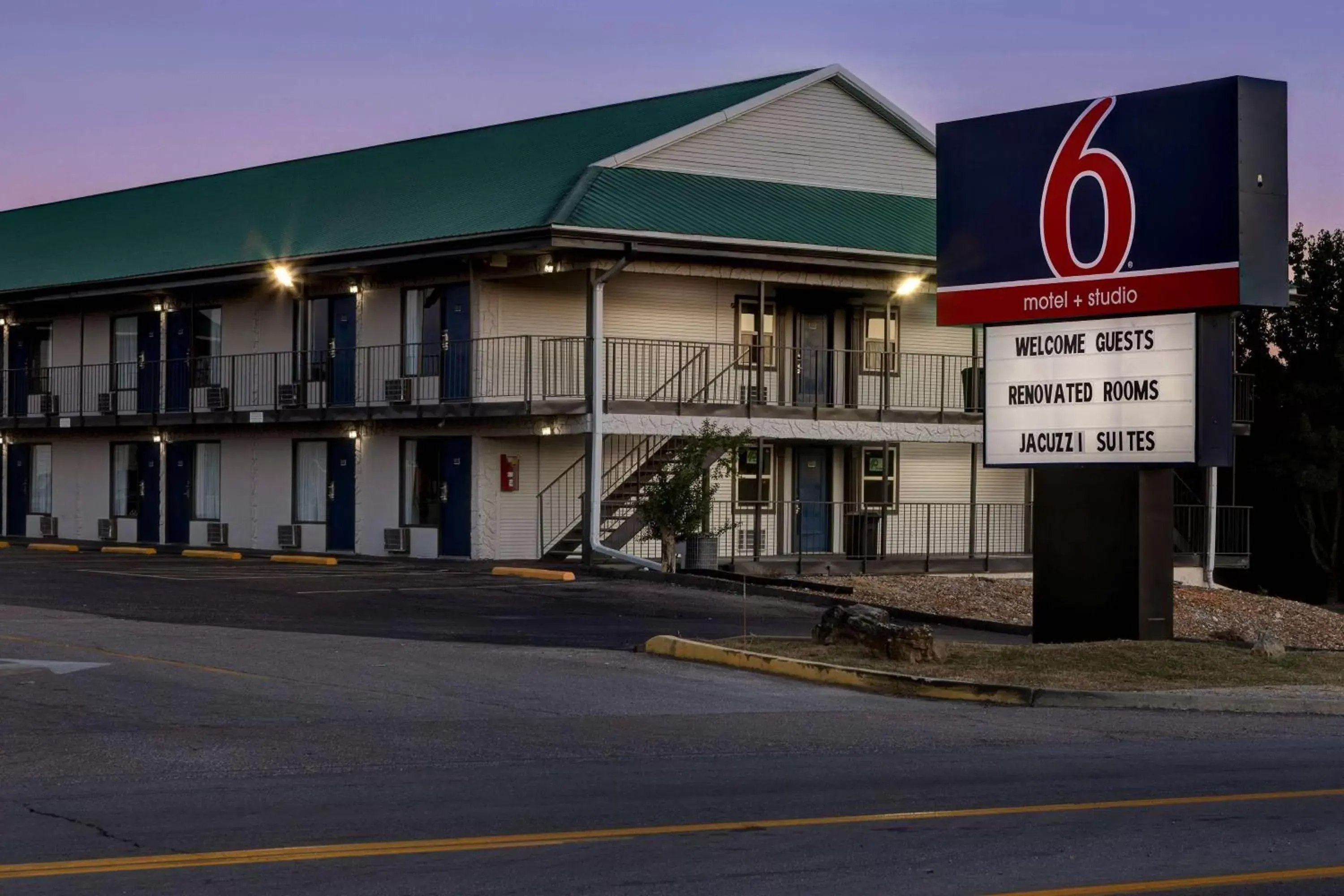 Property Building in Motel 6 Branson West, MO - Silver Dollar City