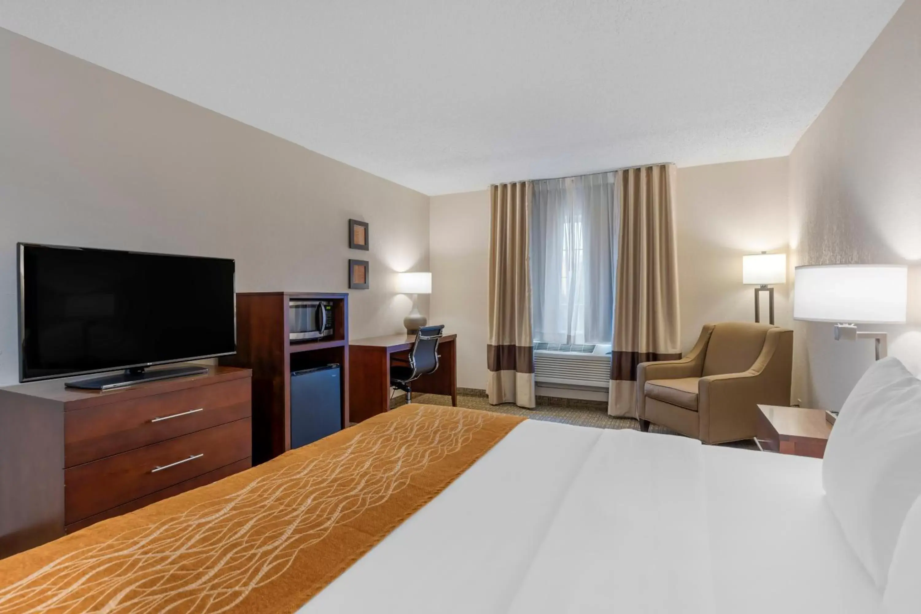 Bedroom, TV/Entertainment Center in Comfort Inn St Louis - Westport Event Center