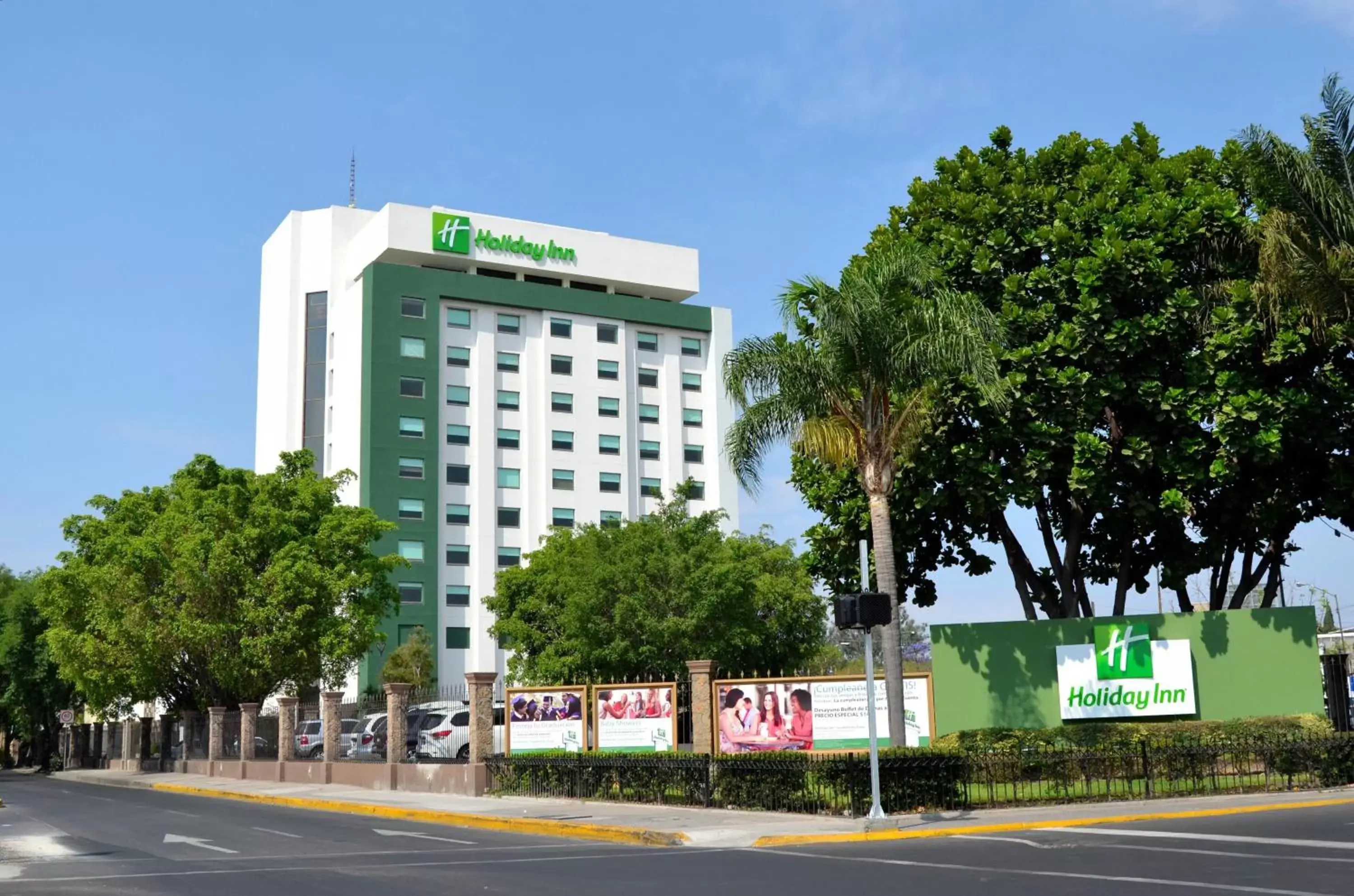 Property Building in Holiday Inn Guadalajara Expo Plaza del Sol, an IHG Hotel